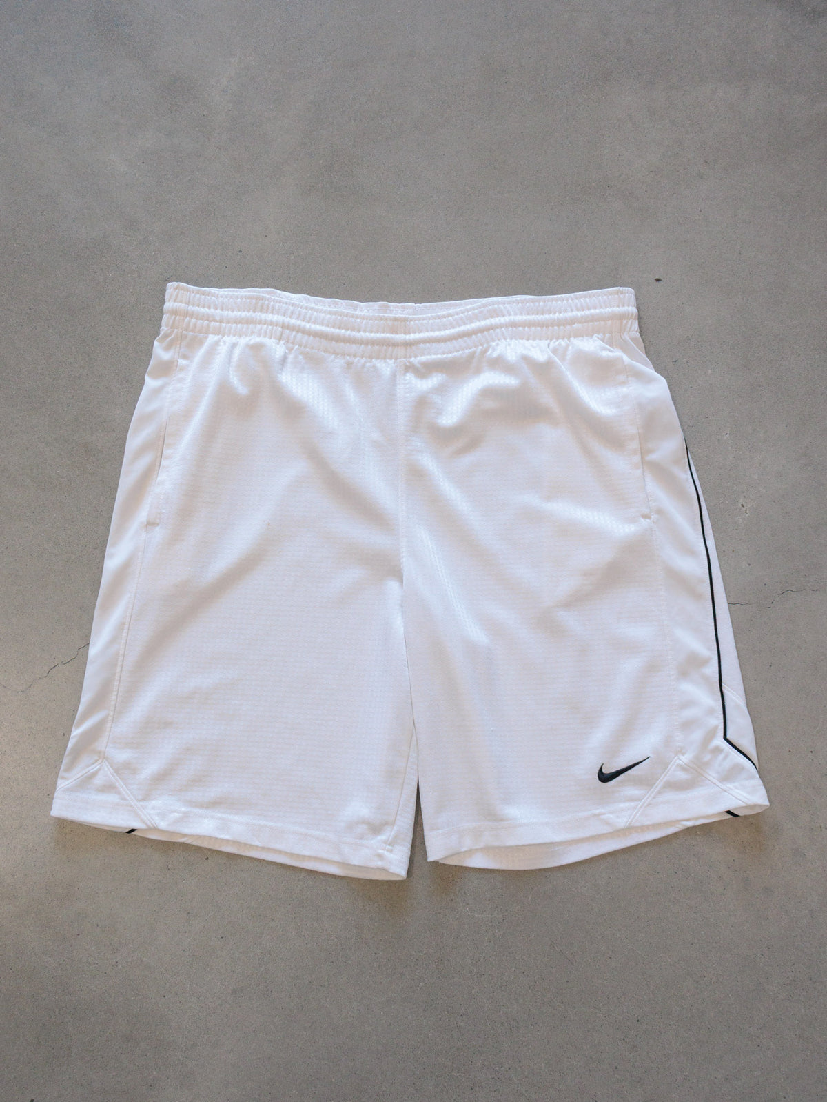 Vintage 00s White Nike Shorts (M)