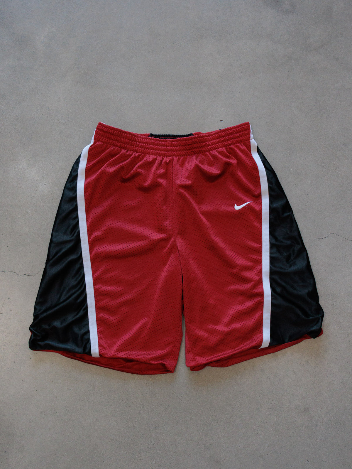 Vintage 00s Red Nike Mesh Shorts (L)