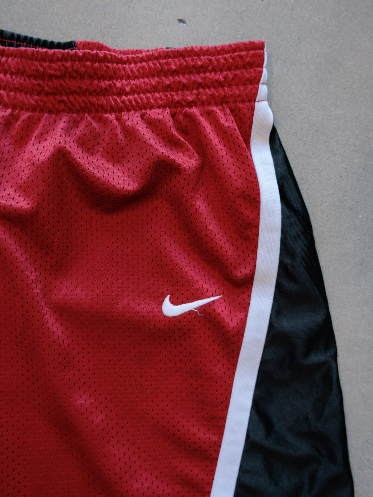Vintage 00s Red Nike Mesh Shorts (L)