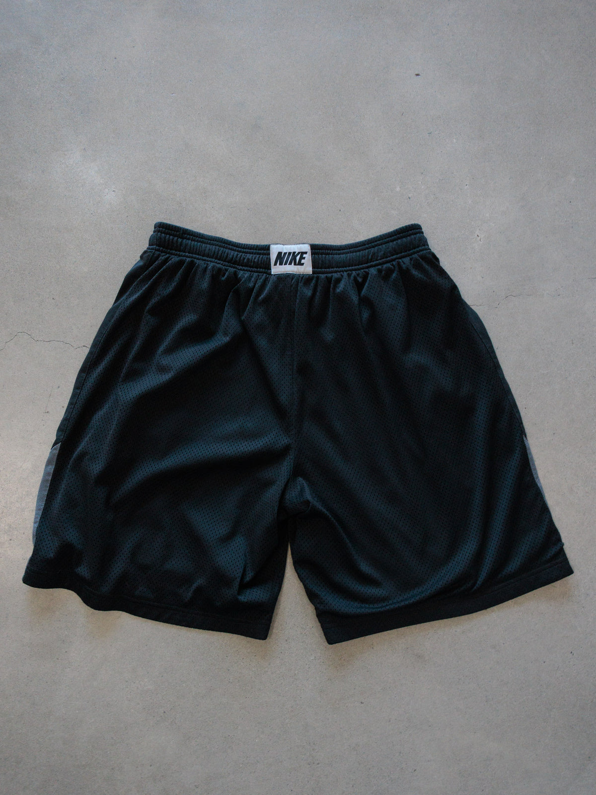 Vintage 00s Black Nike Mesh Shorts (L)