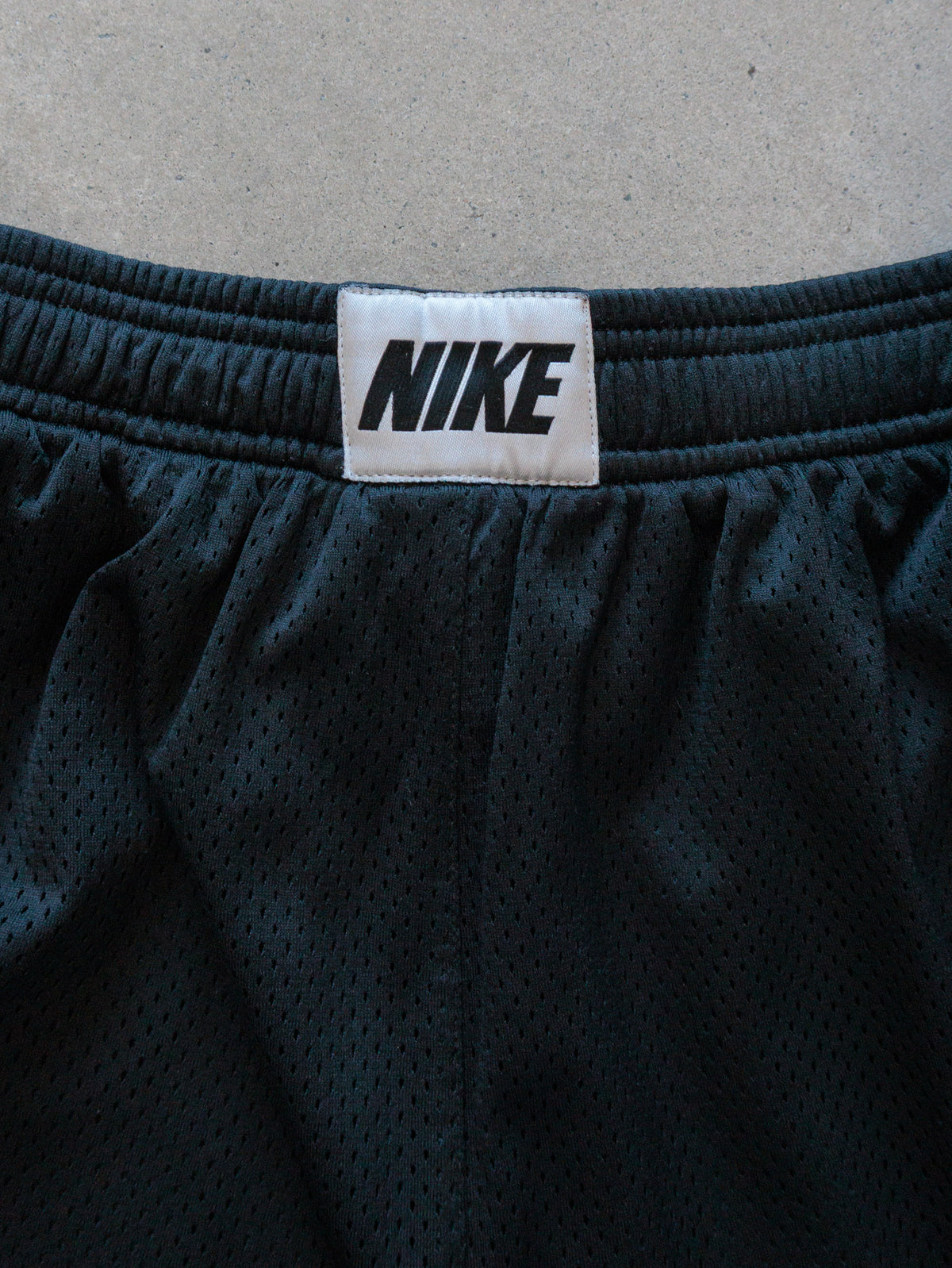 Vintage 00s Black Nike Mesh Shorts (L)
