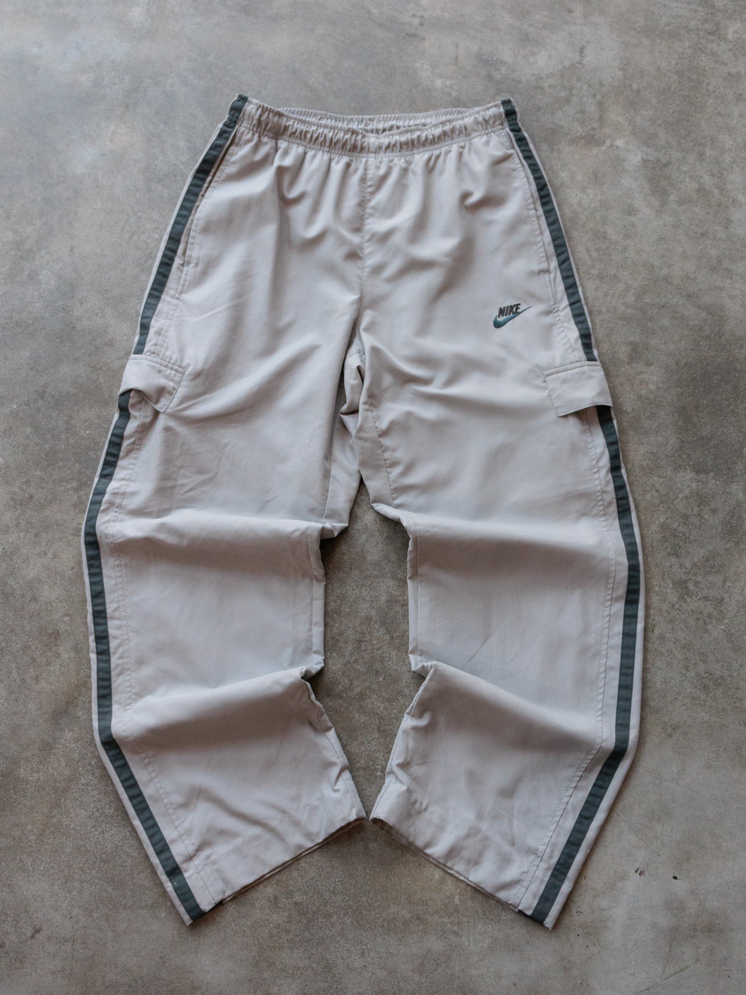 Vintage 00s Grey Nike Cargo Track Pants (M)