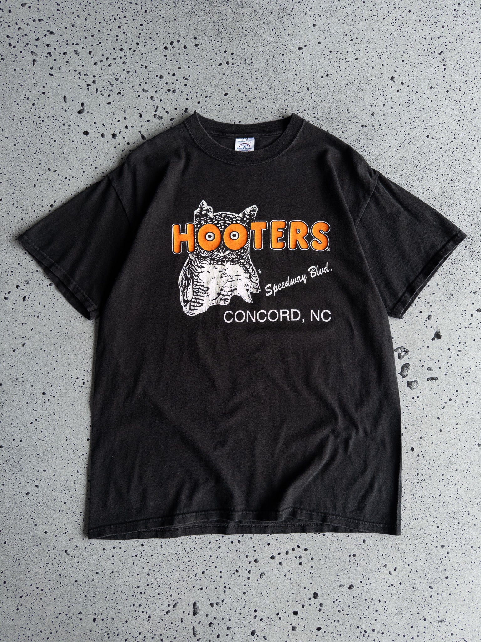 Vintage Hooters Speedway Blvd Tee (L)