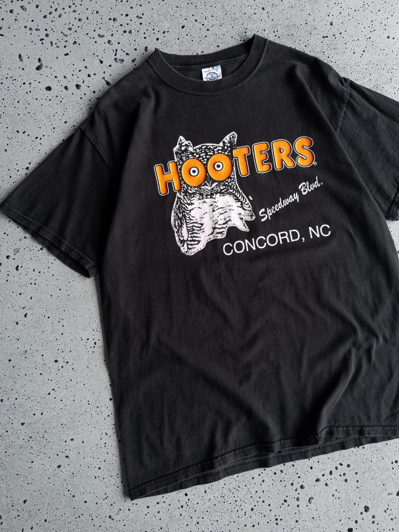 Vintage Hooters Speedway Blvd Tee (L)