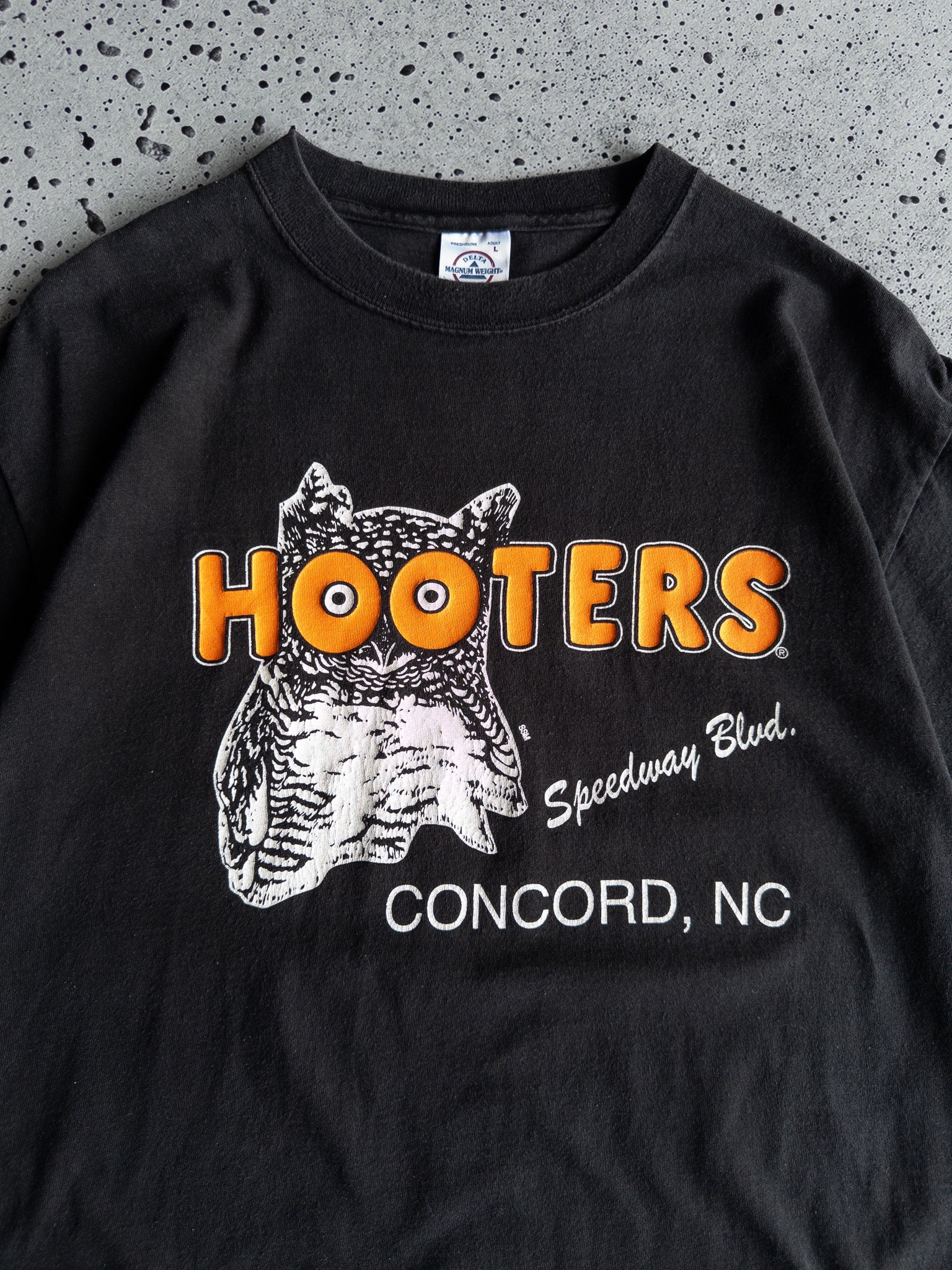 Vintage Hooters Speedway Blvd Tee (L)