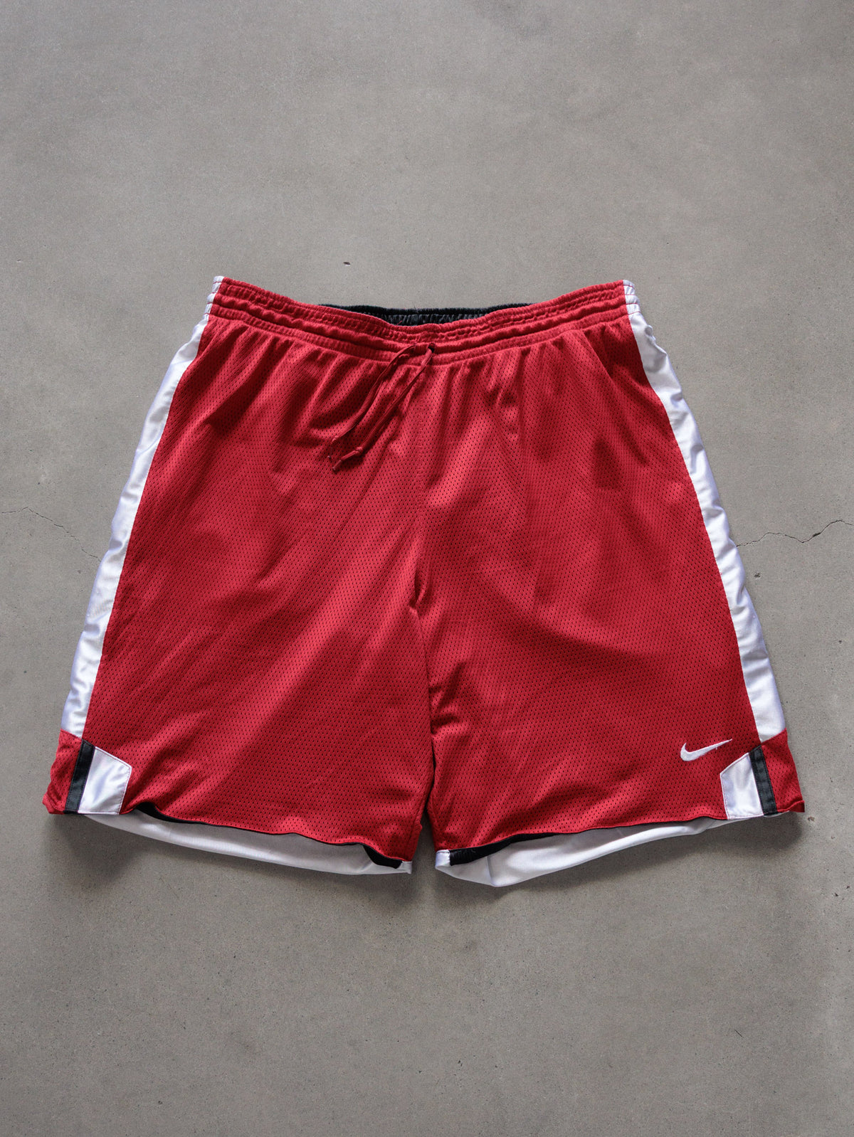 Vintage 00s Black & Red Nike Reversible Mesh Shorts (L)