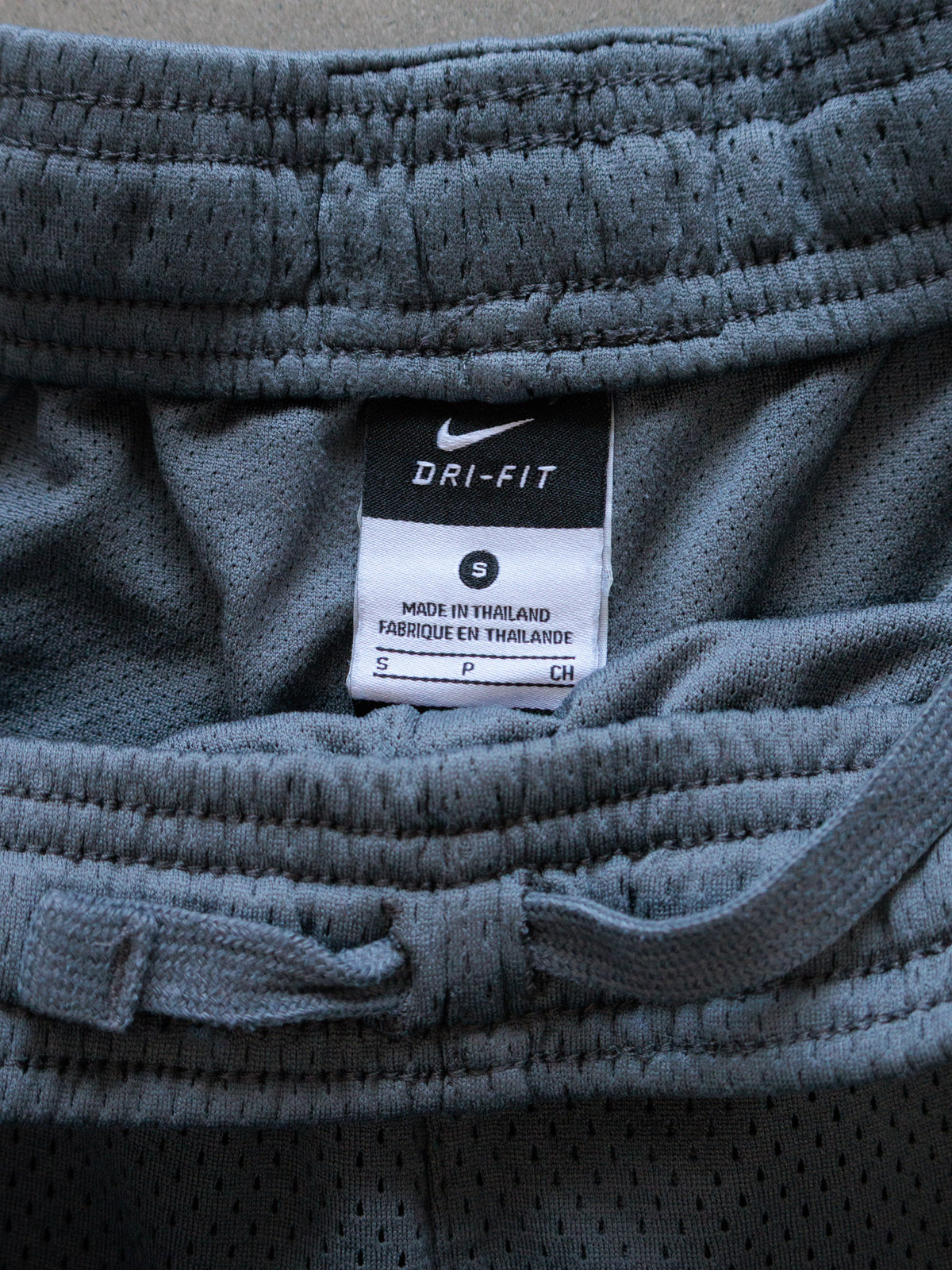 Vintage 00s Grey Nike Mesh Shorts (S)