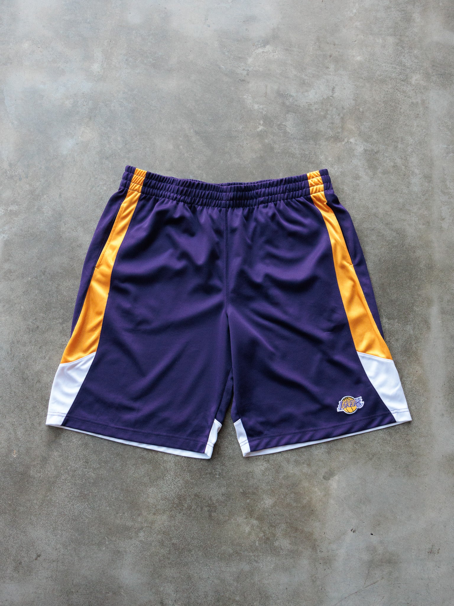 Vintage 00s Purple Los Angeles Lakers Shorts (XL)