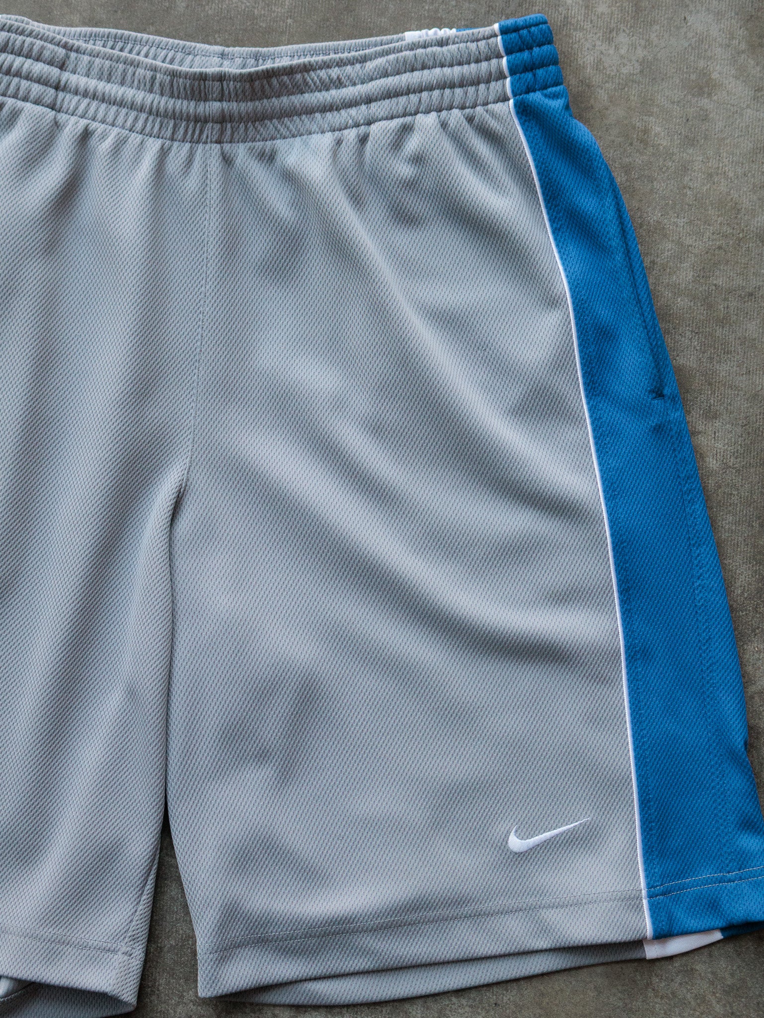 Vintage 00s Grey Nike Mesh Shorts (L)