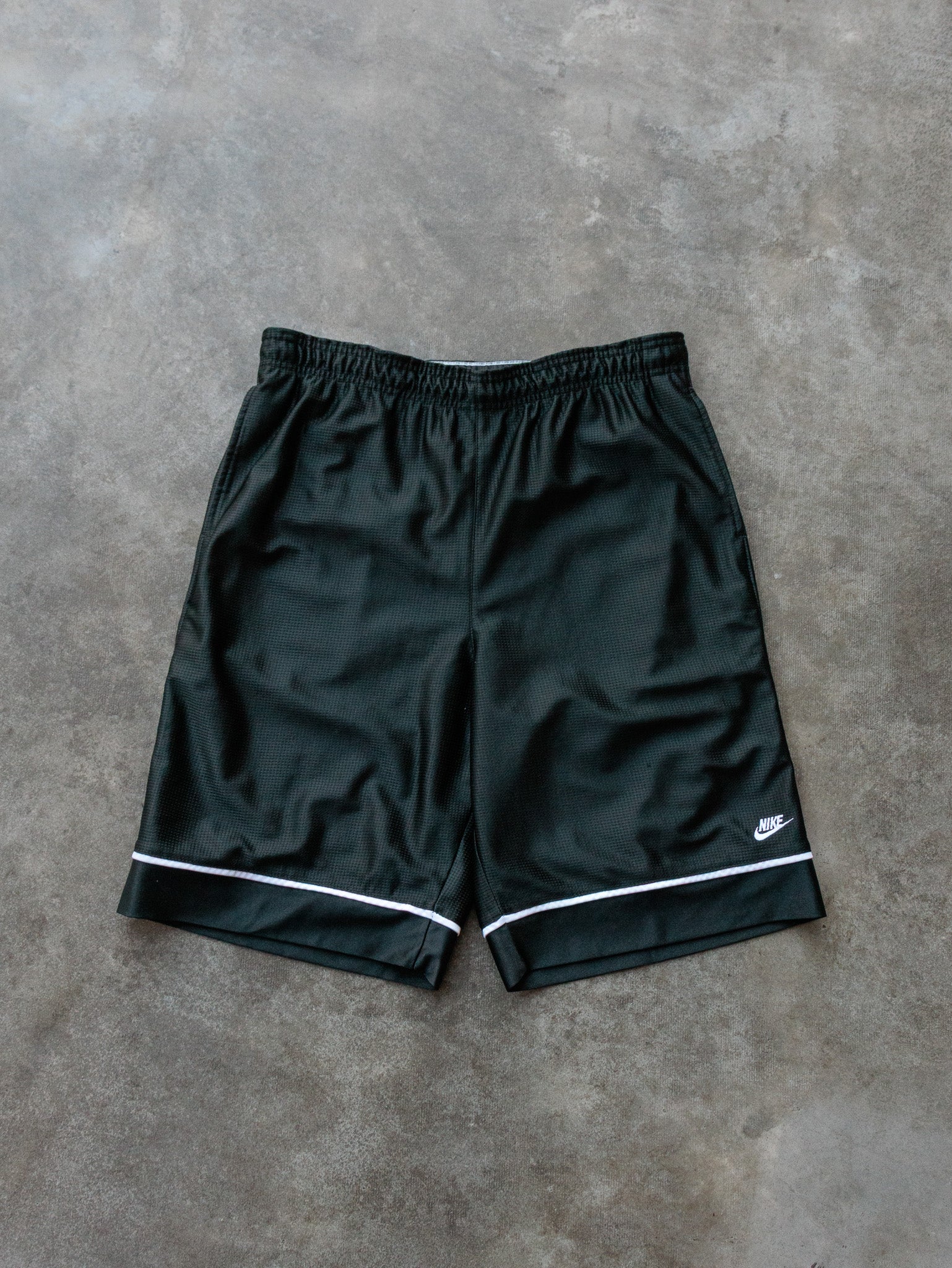 Vintage 00s Black Nike Basketball Shorts (4-6Y)
