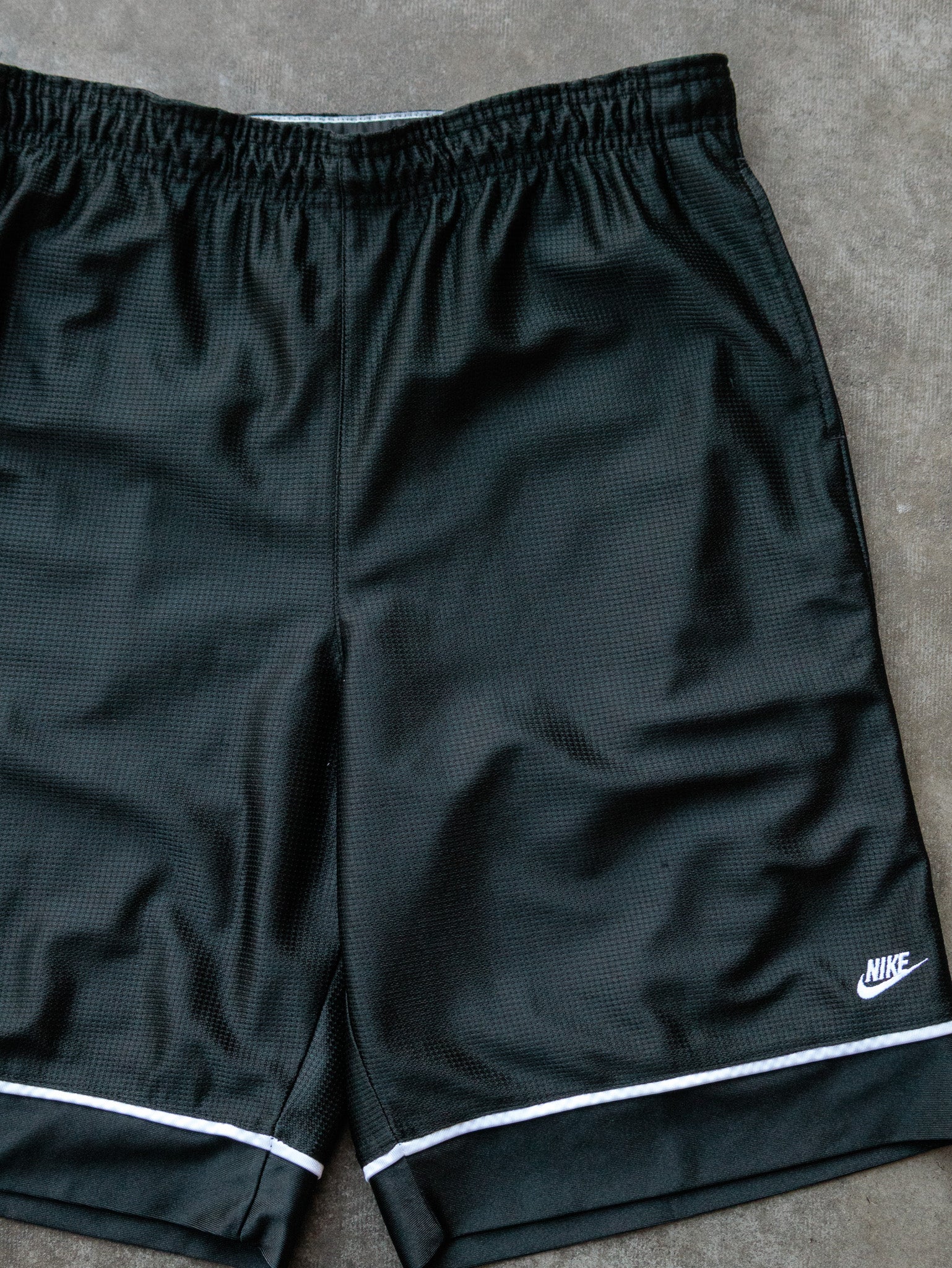 Vintage 00s Black Nike Basketball Shorts (4-6Y)