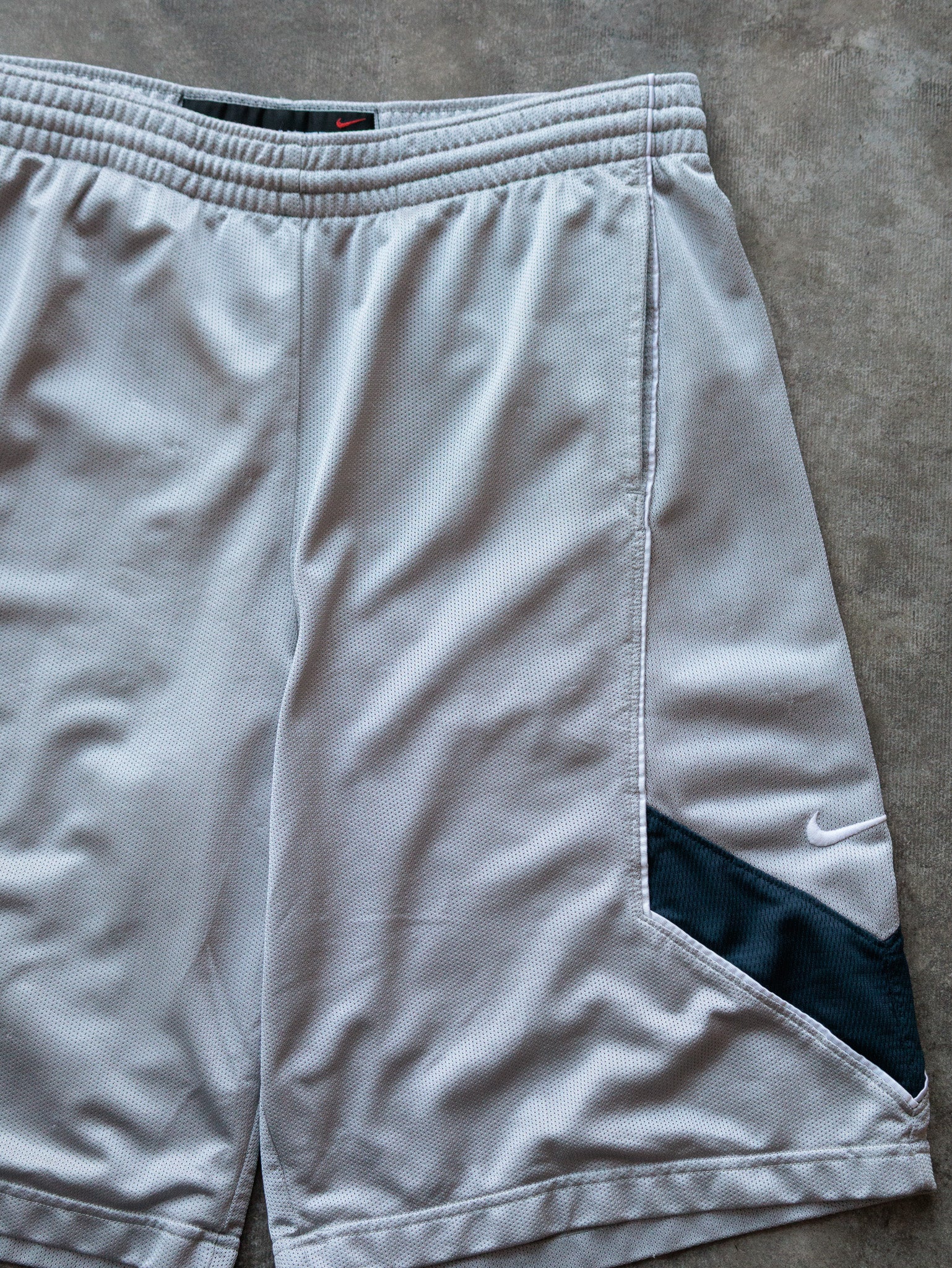 Vintage 00s Grey Nike Basketball Shorts (L)
