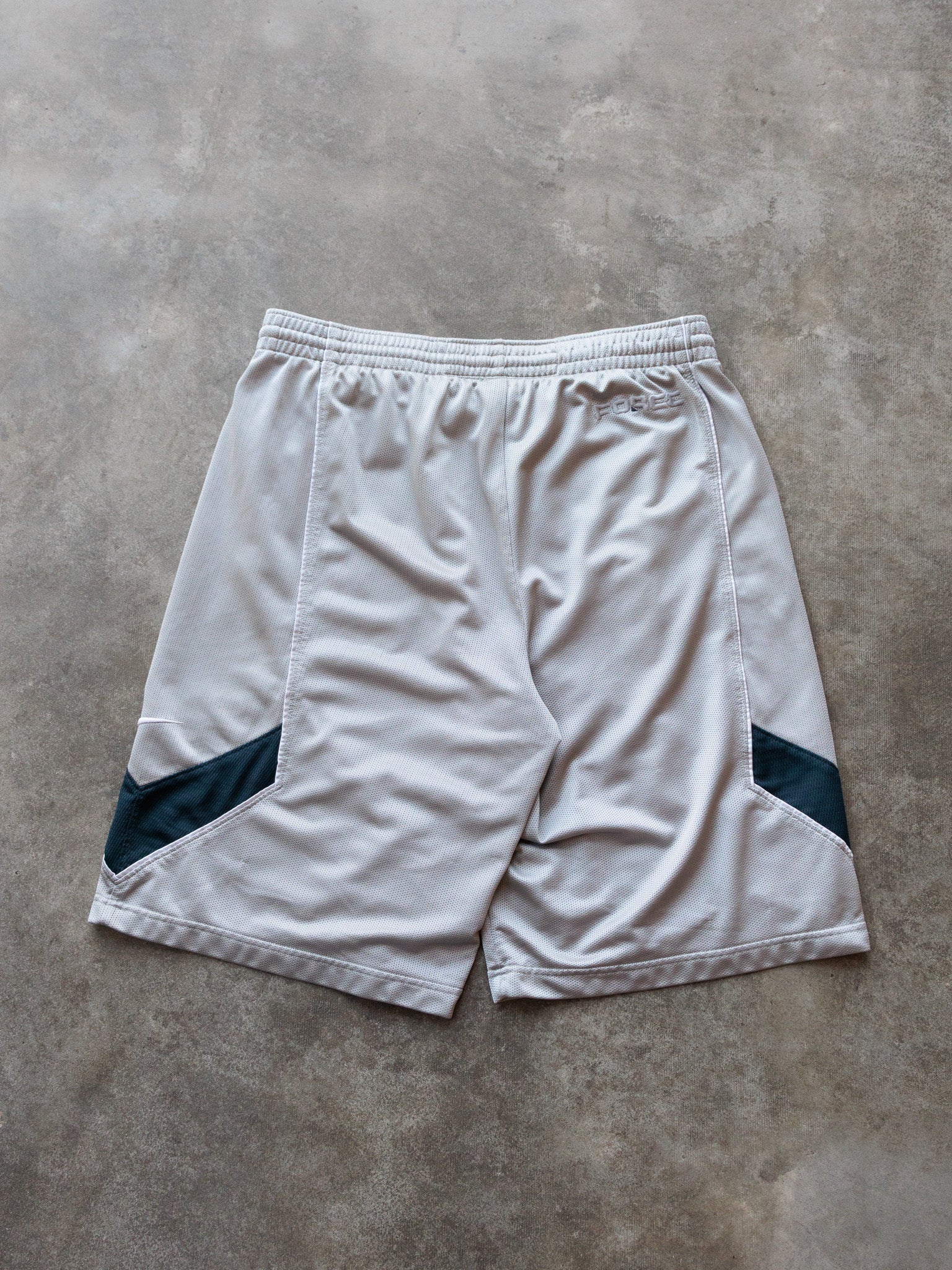 Vintage 00s Grey Nike Basketball Shorts (L)