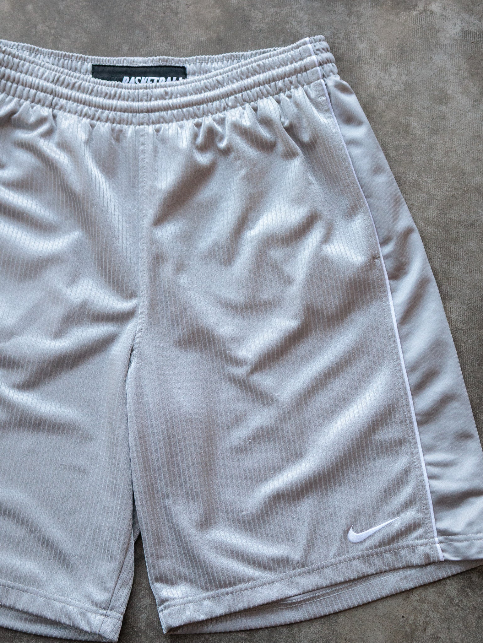 Vintage 00s Grey Nike Basketball Shorts (M)