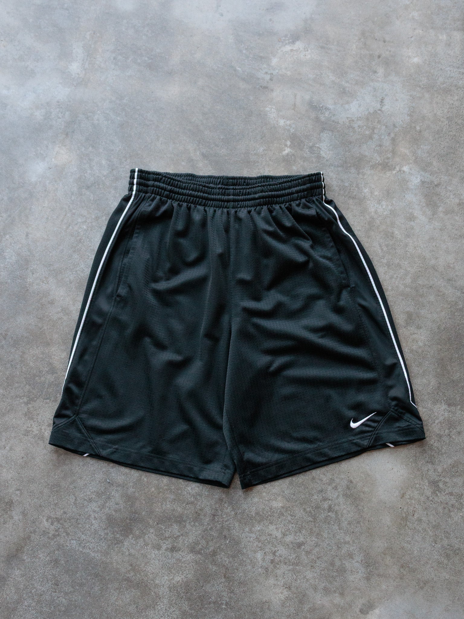 Vintage 00s Black Nike Shorts (M)