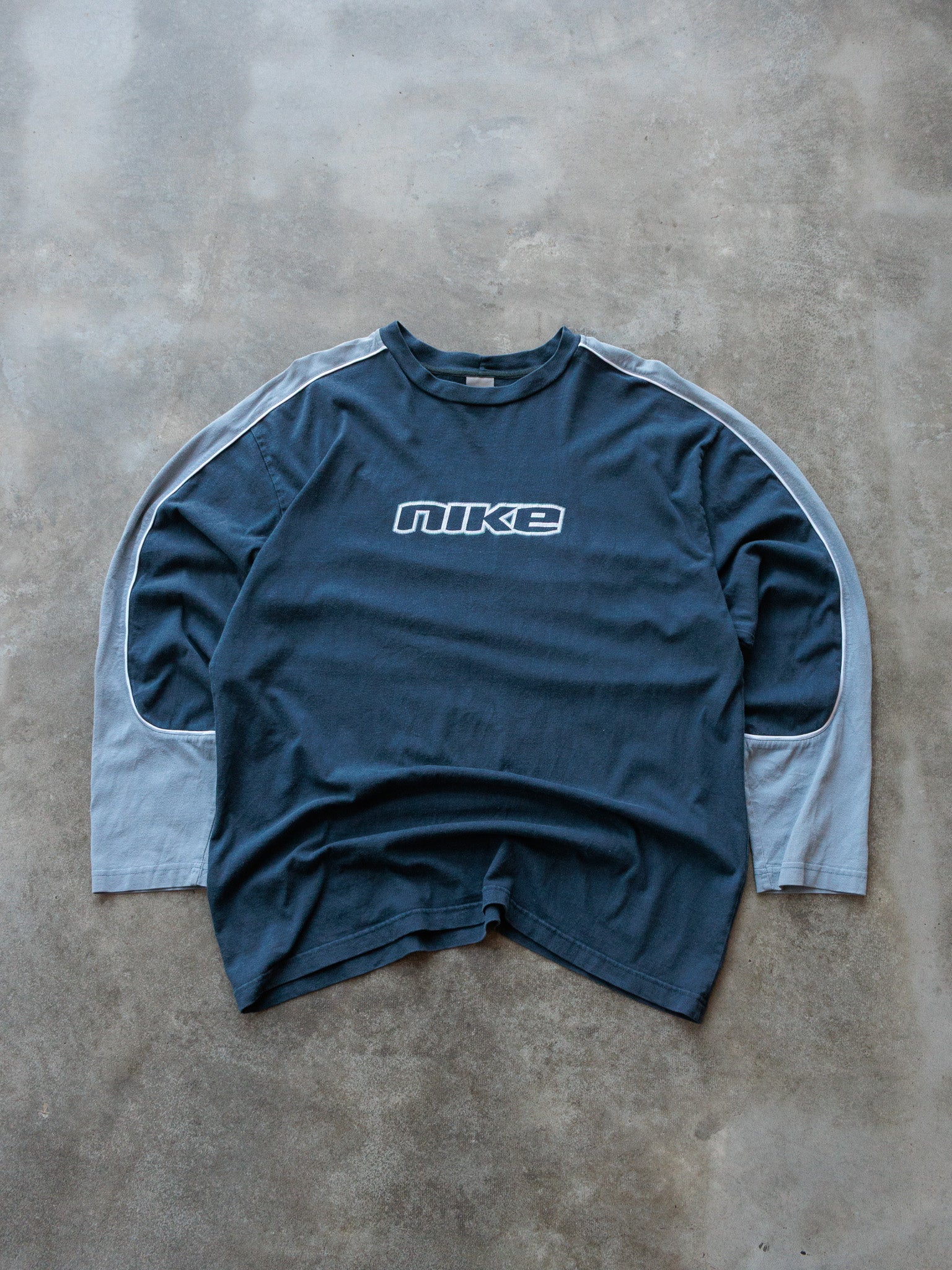 Vintage 00s Navy Nike Long Sleeve (XL)