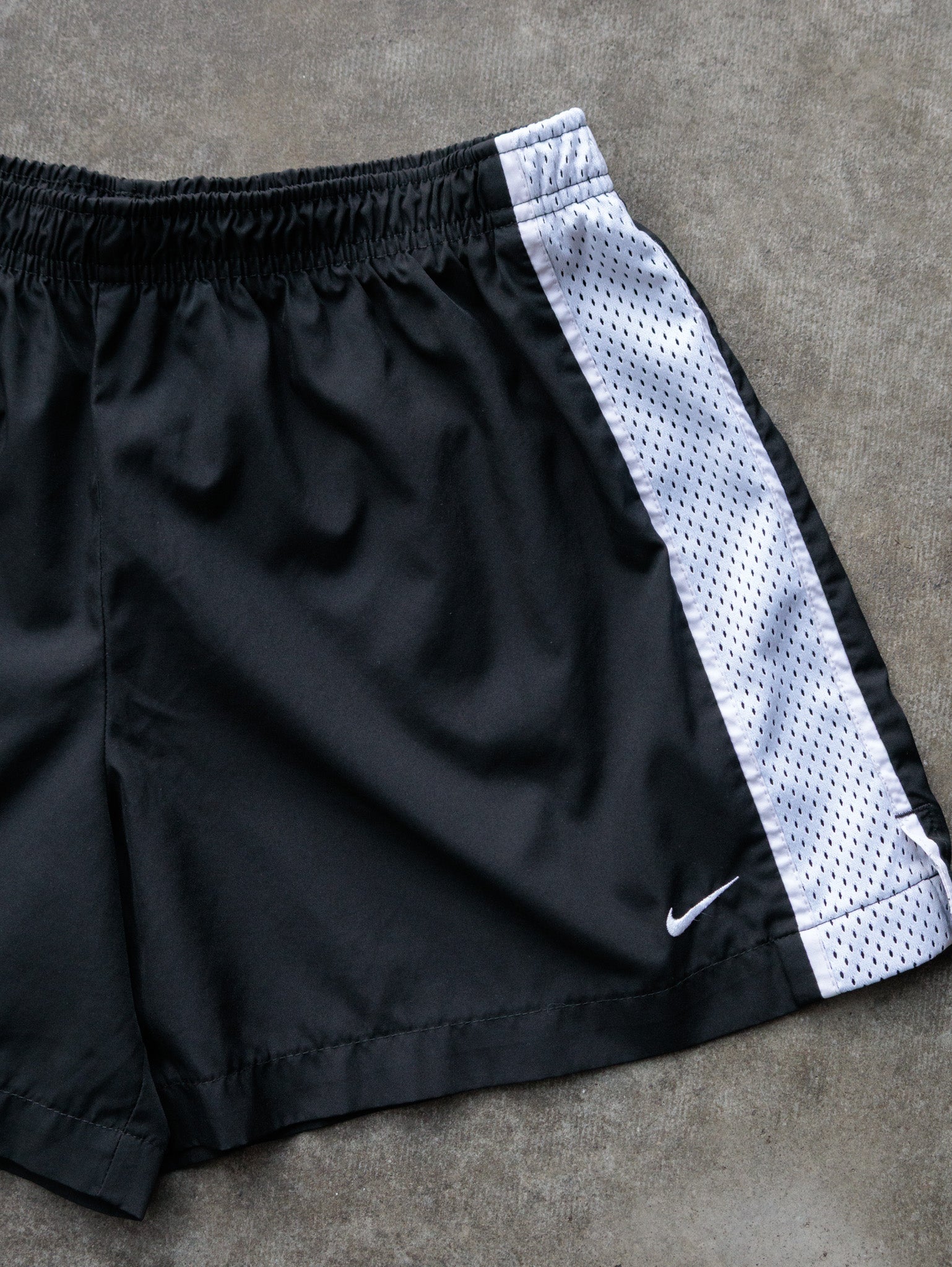 Vintage 00s Black Nike Mesh Shorts (Women's M)