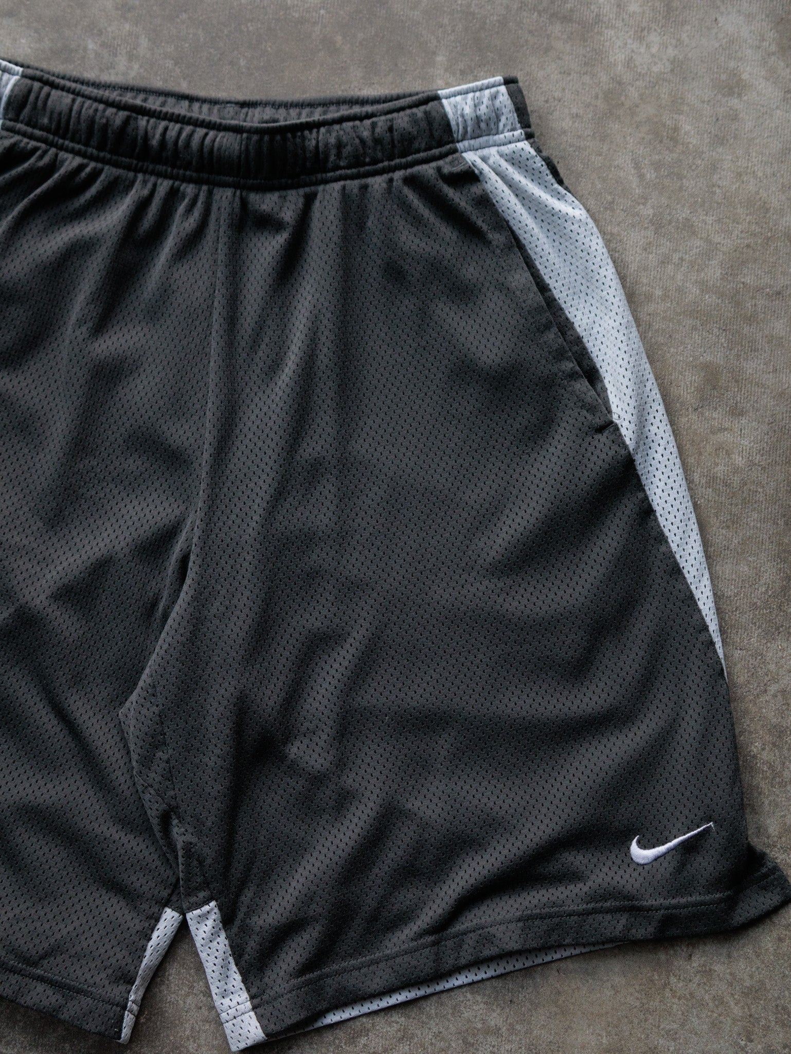 Vintage 00s Black Nike Mesh Shorts (L)