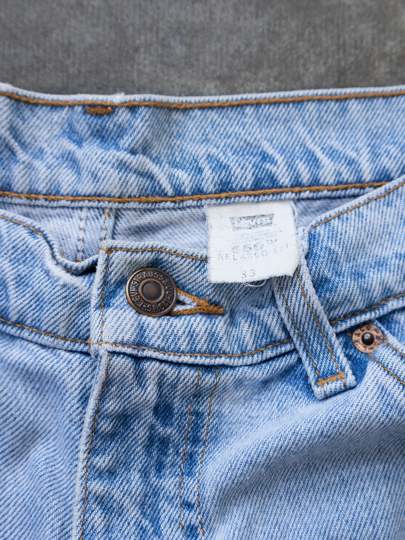 Vintage Light Wash Levi’s 550 Denim Jorts (W33)