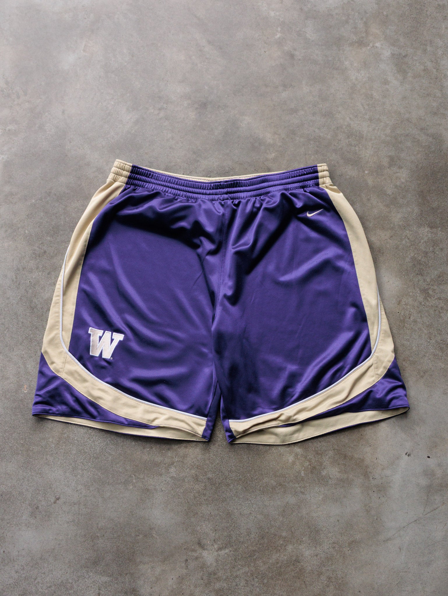 Vintage 00s Purple Washington Nike Basketball Shorts (L)