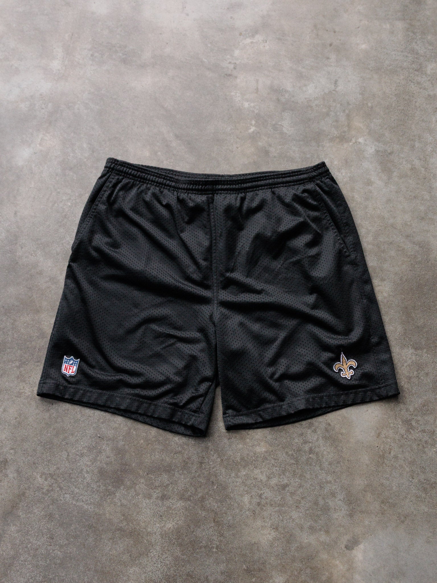 Vintage 00s Black Reebok New Orleans Saints Mesh Shorts (L)