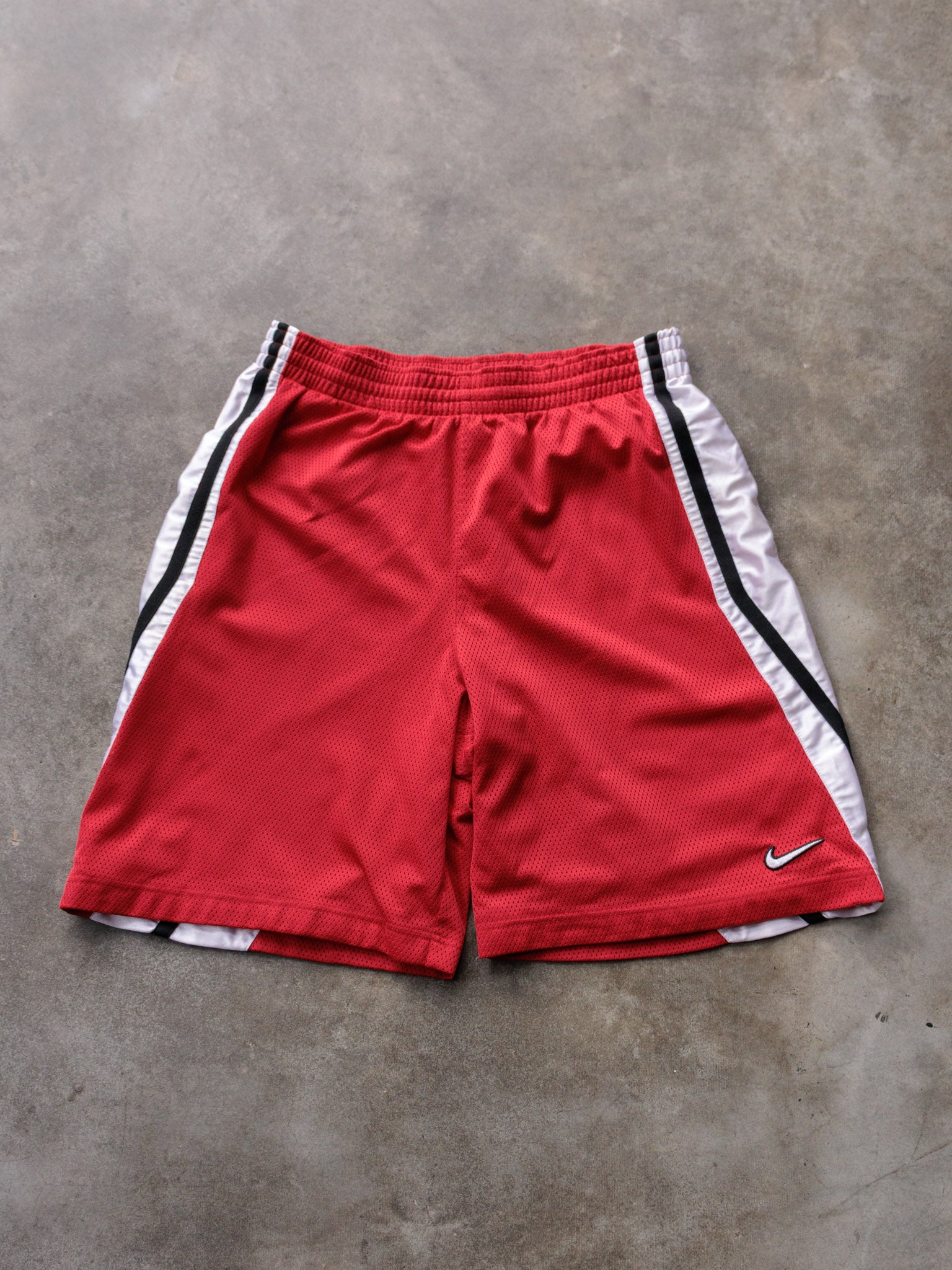 Vintage 00s Red Nike Mesh Shorts (L)
