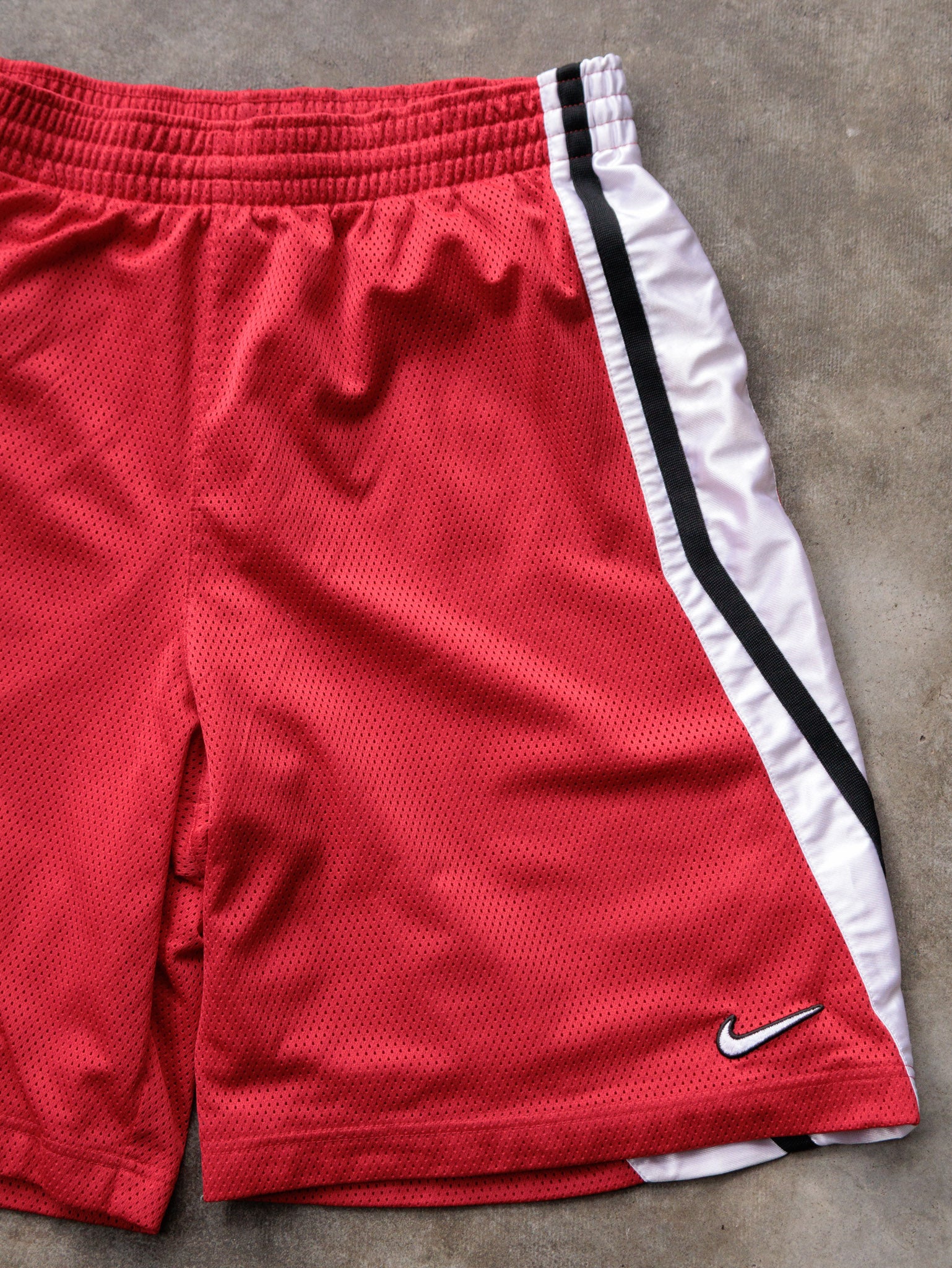 Vintage 00s Red Nike Mesh Shorts (L)