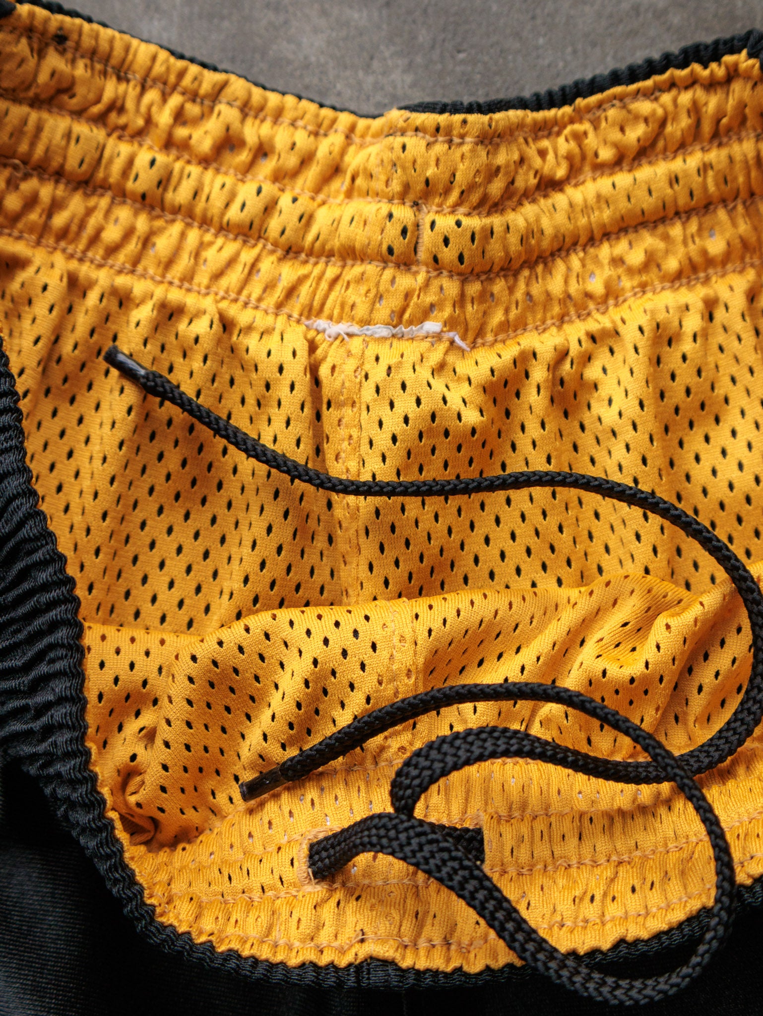 Vintage Black & Yellow Nike Mizzou Tigers Reversible Basketball Shorts (-)