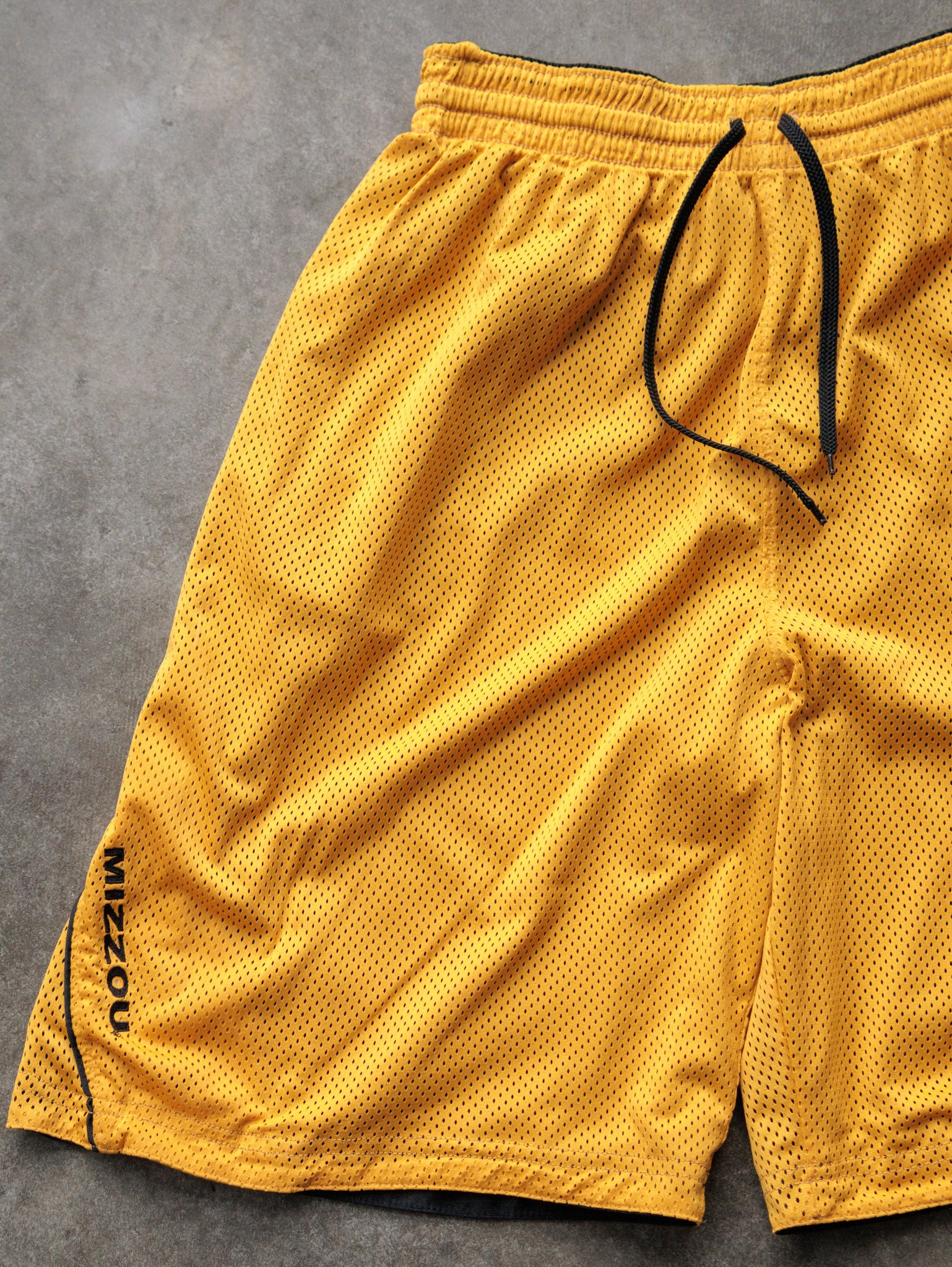 Vintage Black & Yellow Nike Mizzou Tigers Reversible Basketball Shorts (-)