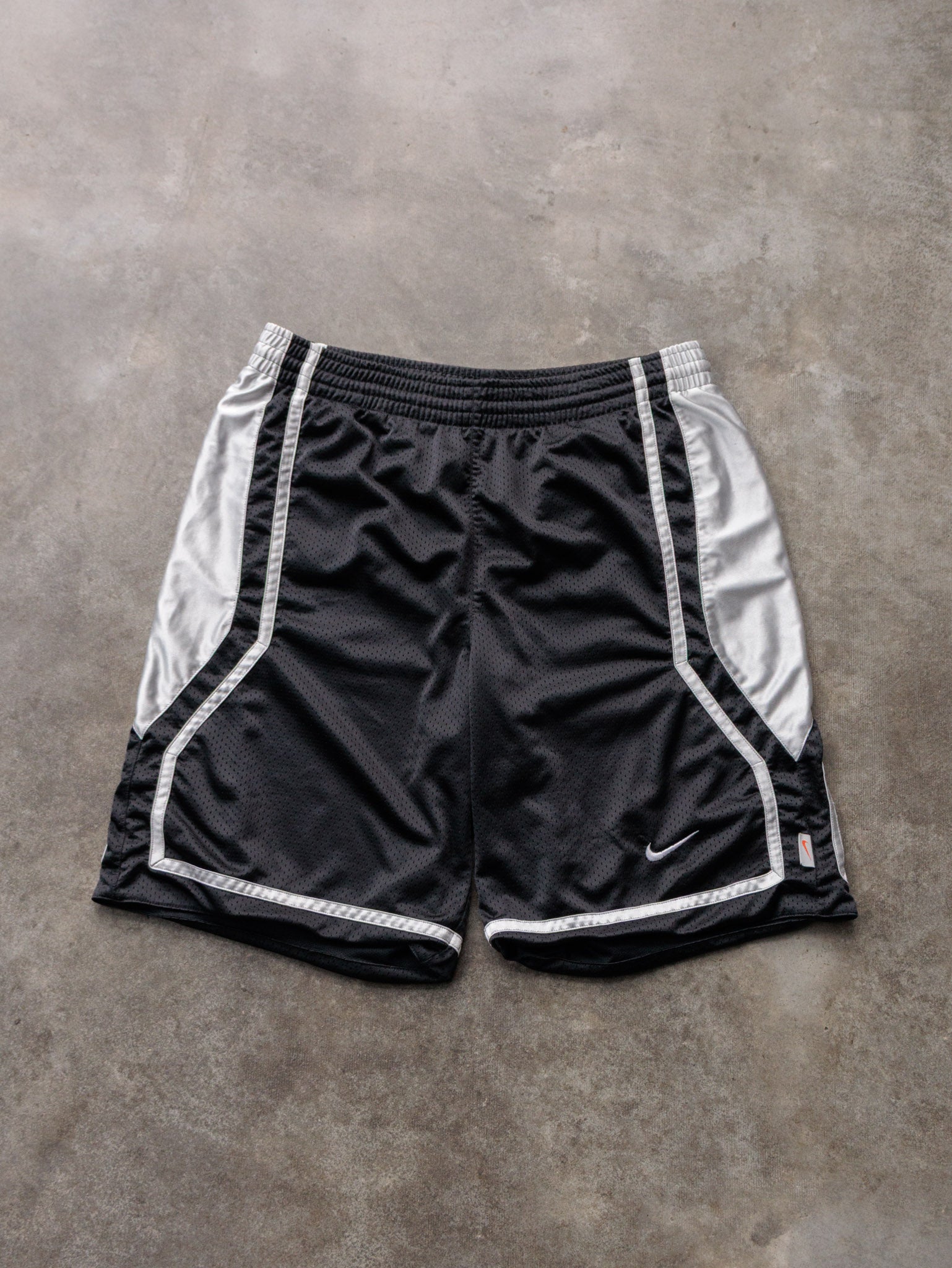 Vintage 00s Black Nike Mesh Shorts (L)