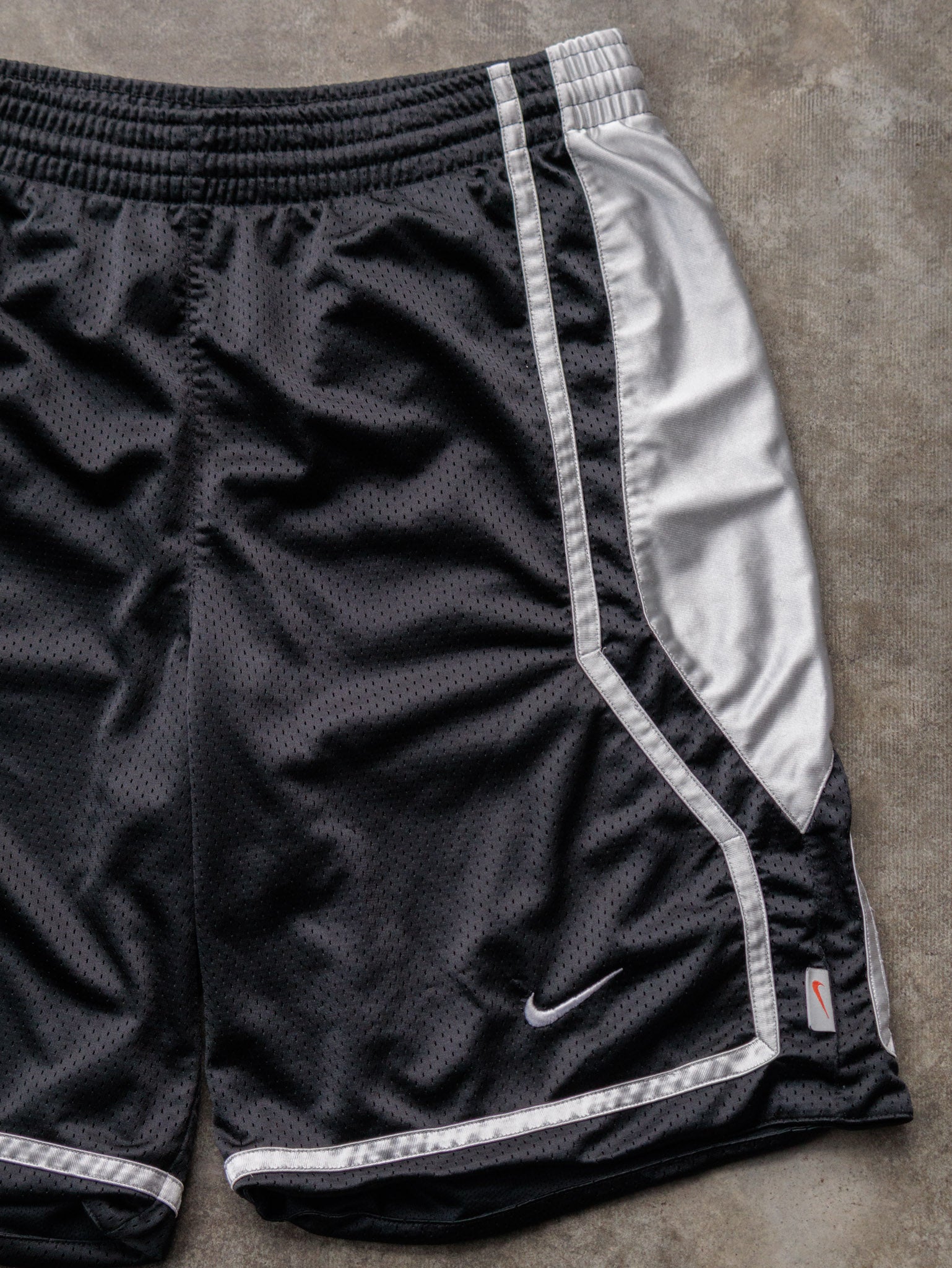 Vintage 00s Black Nike Mesh Shorts (L)