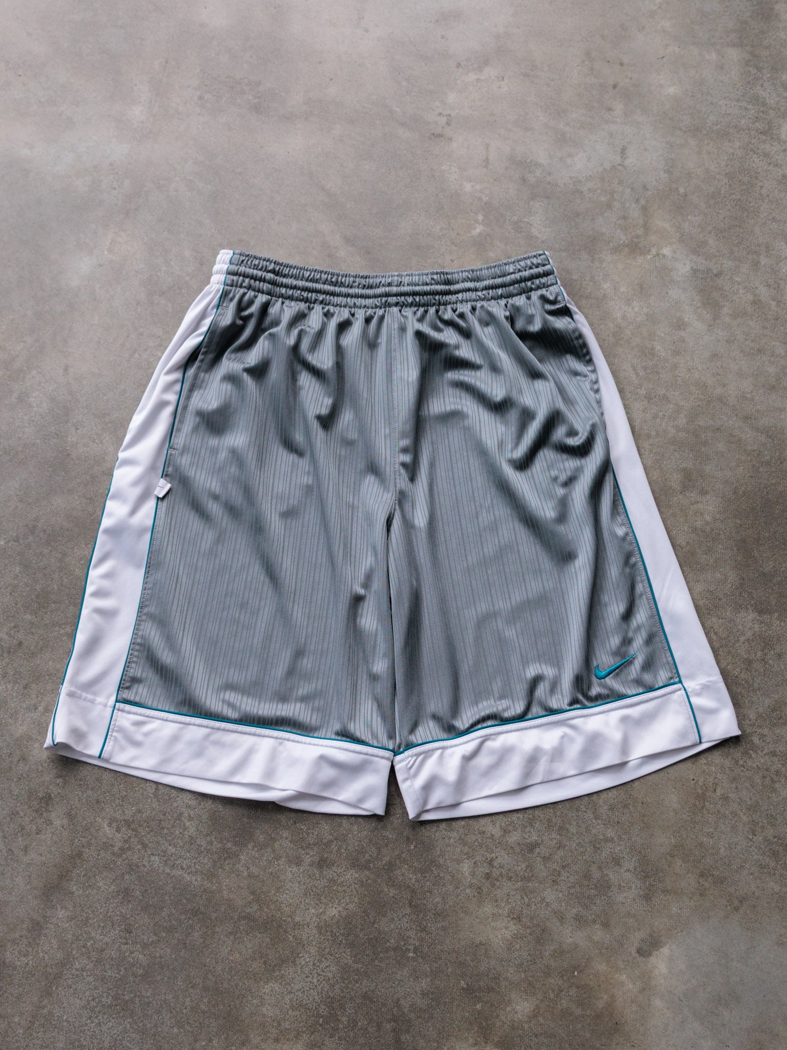 Vintage 00s Grey Nike Shorts (XL)