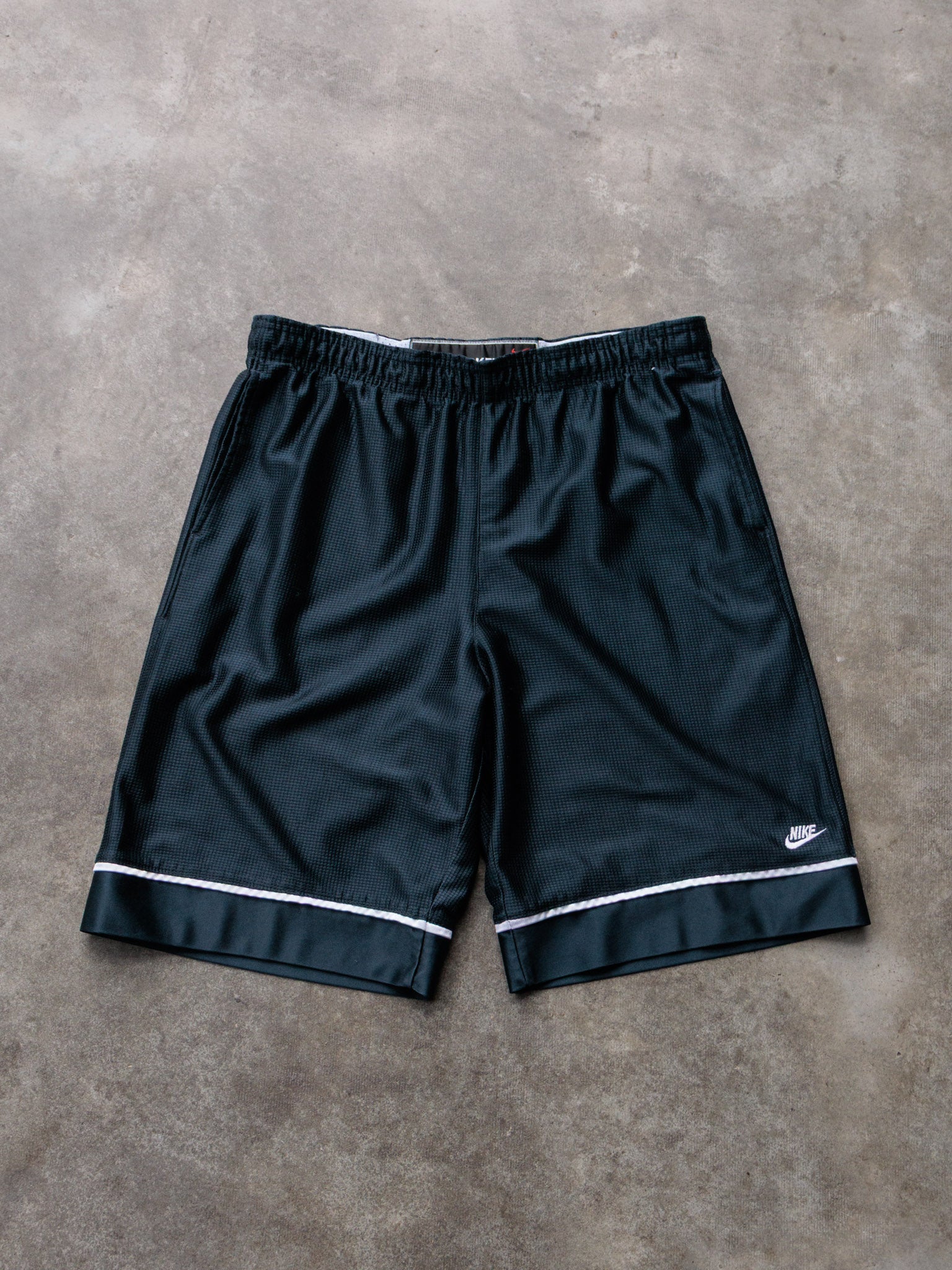 Vintage 00s Black Nike Basketball Shorts (S)