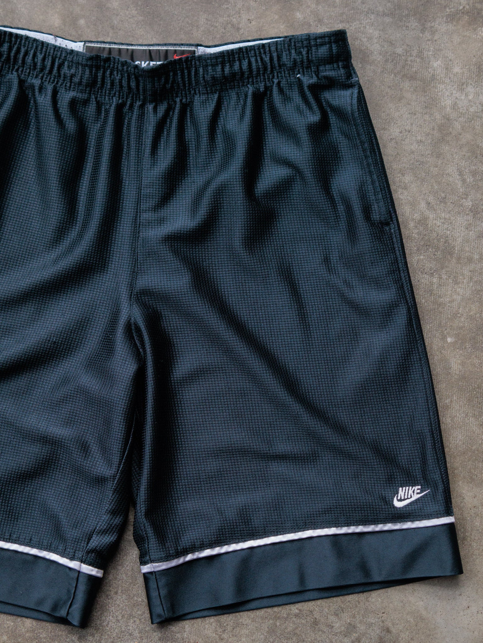 Vintage 00s Black Nike Basketball Shorts (S)