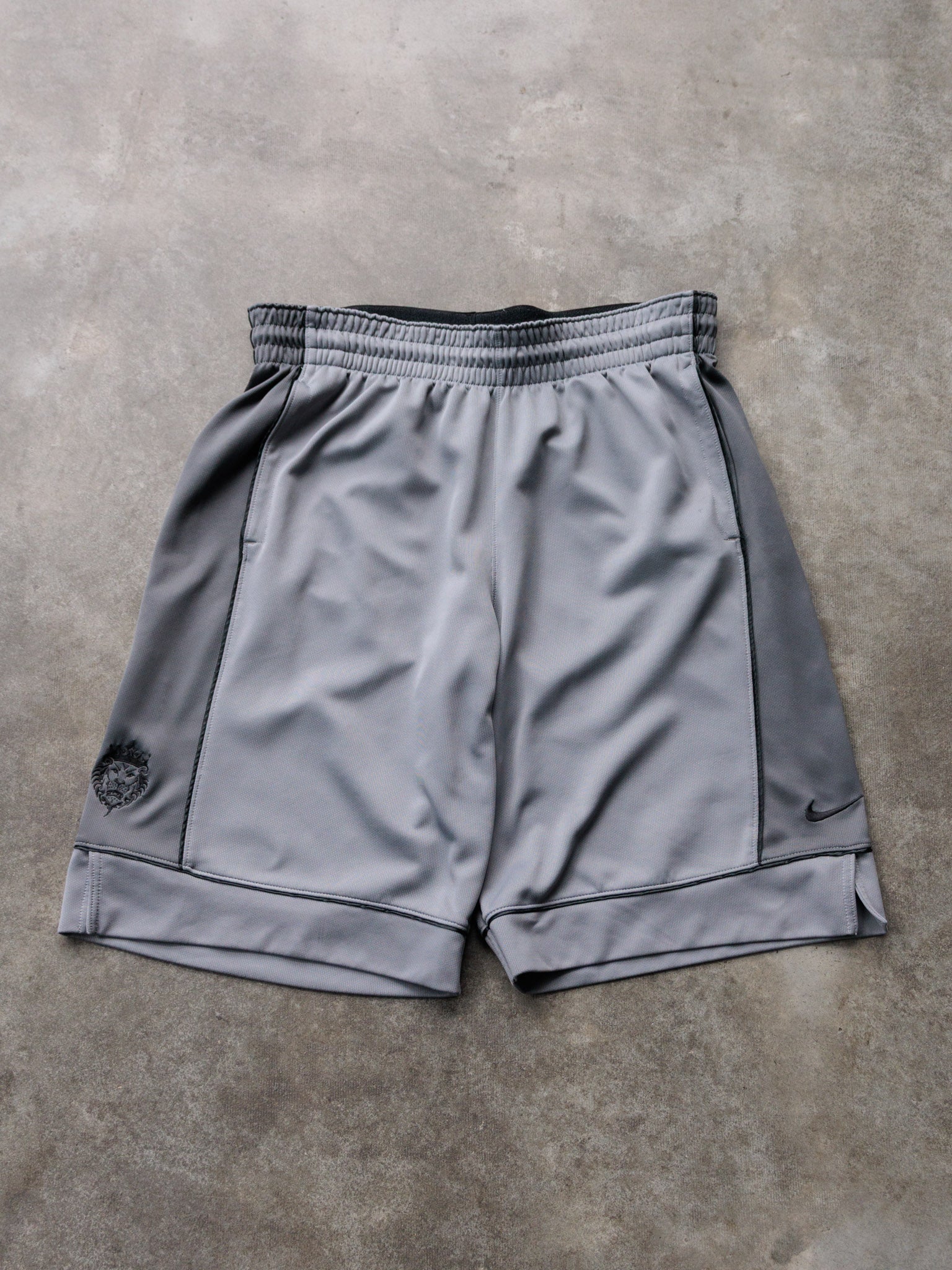 Vintage 00s Grey Nike Shorts (M)