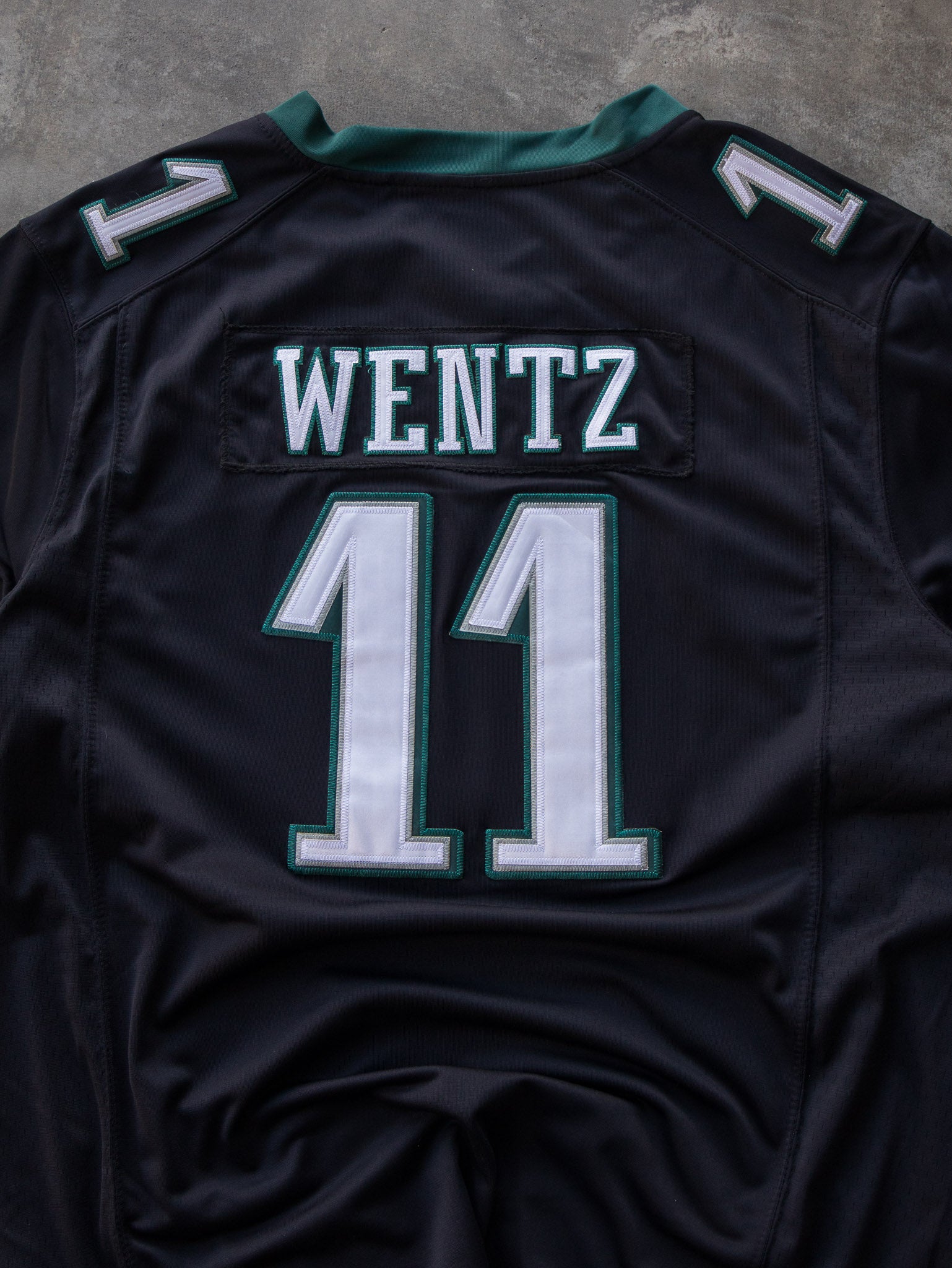 Vintage Nike Philadelphia Eagles Carson Wentz NFL Jersey (2XL)