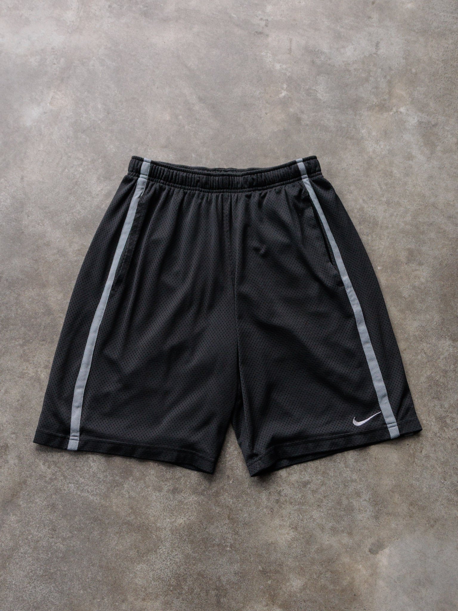 Vintage 00s Black Nike Mesh Shorts (M)