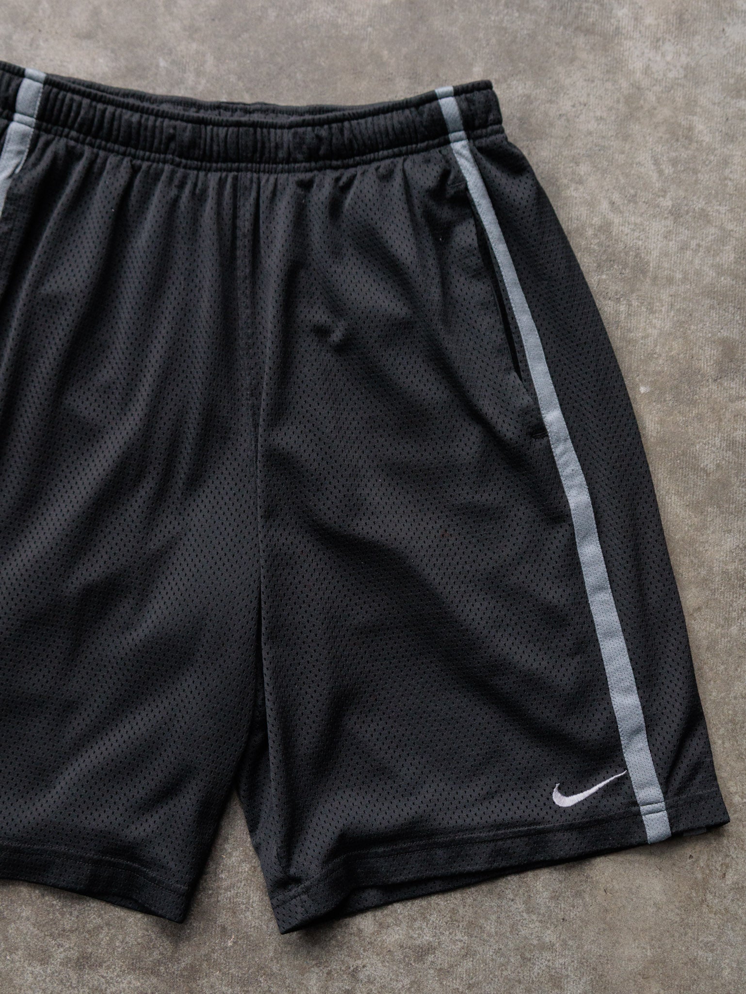 Vintage 00s Black Nike Mesh Shorts (M)