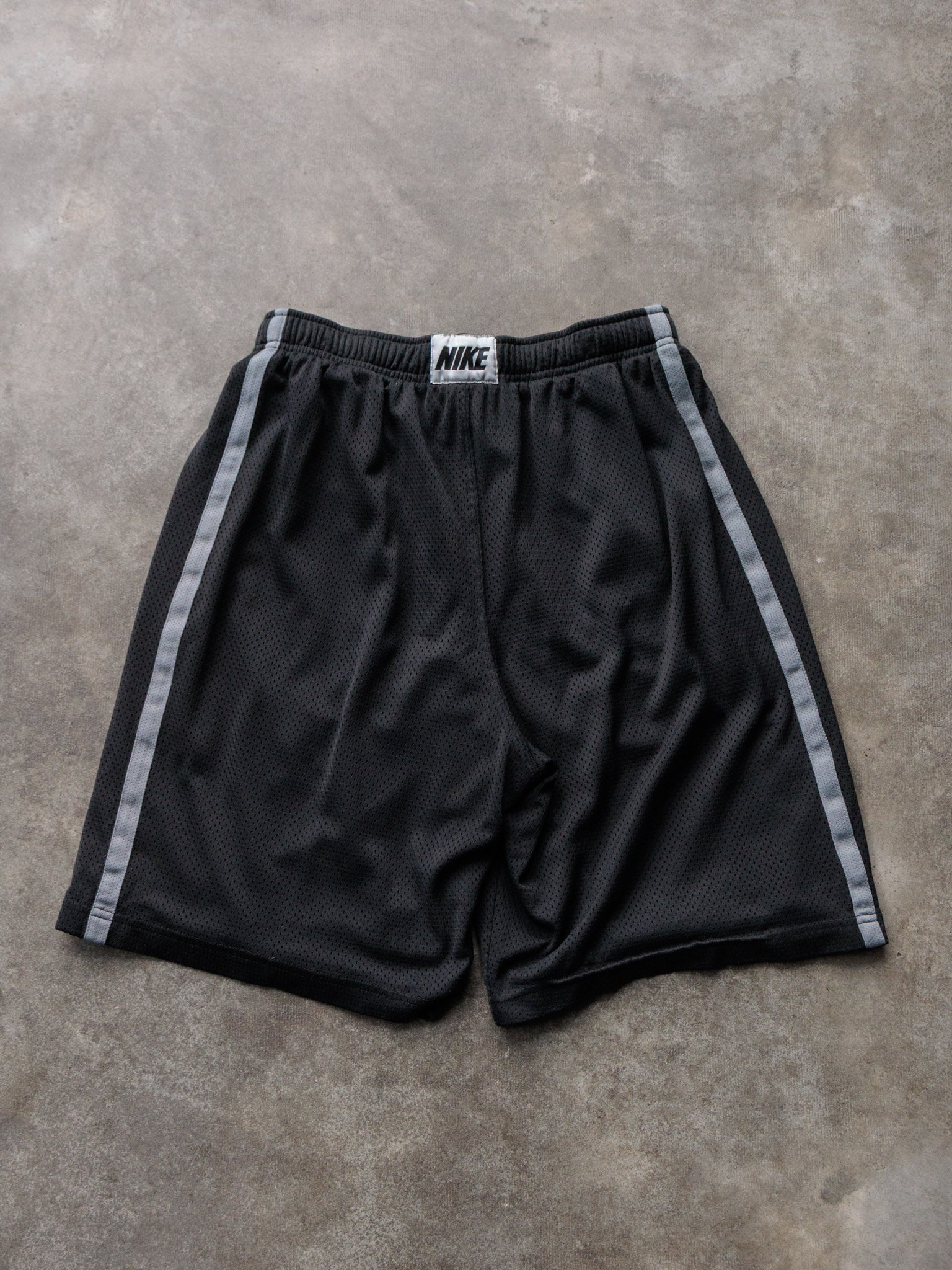 Vintage 00s Black Nike Mesh Shorts (M)