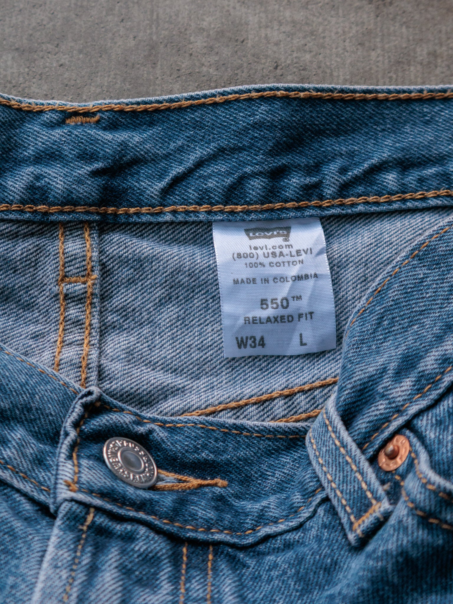 Vintage 00s Blue Levi's 550 Denim Shorts (W34)