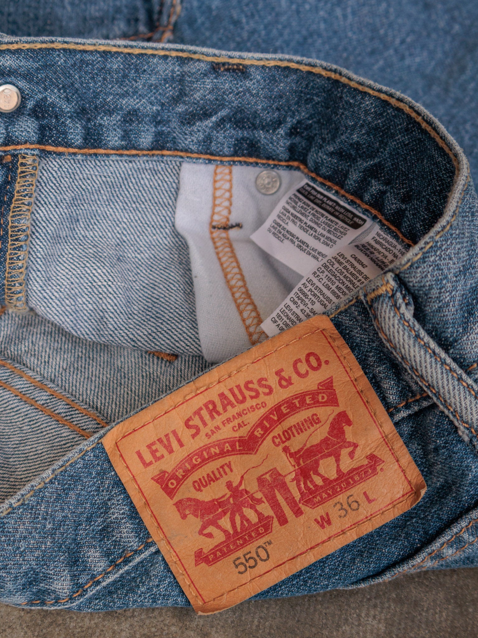 Vintage 00s Blue Levi's 550 Denim Shorts (W36)