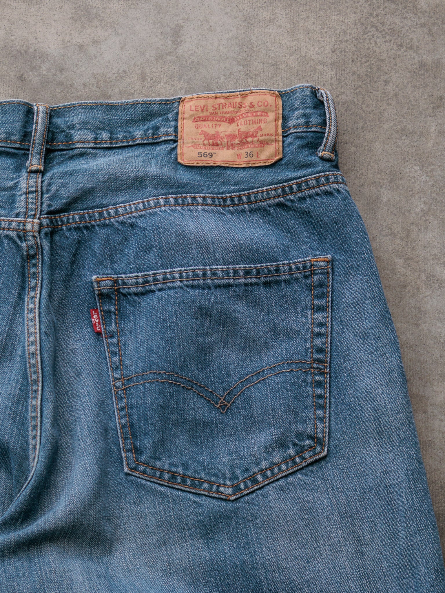 Vintage 00s Blue Levi's 569 Denim Shorts (W36)