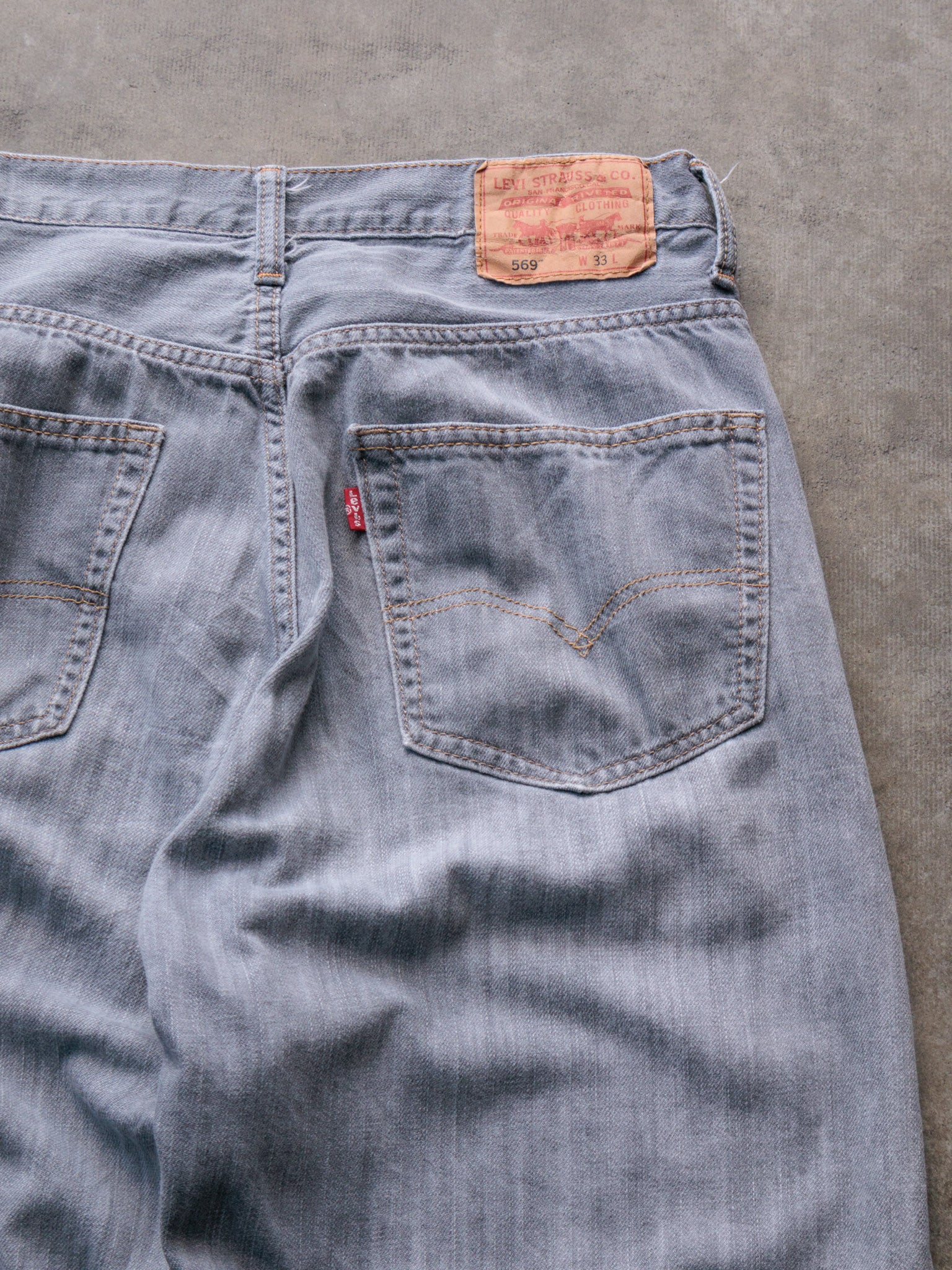 Vintage 00s Grey Levi's 569 Denim Shorts (W33)
