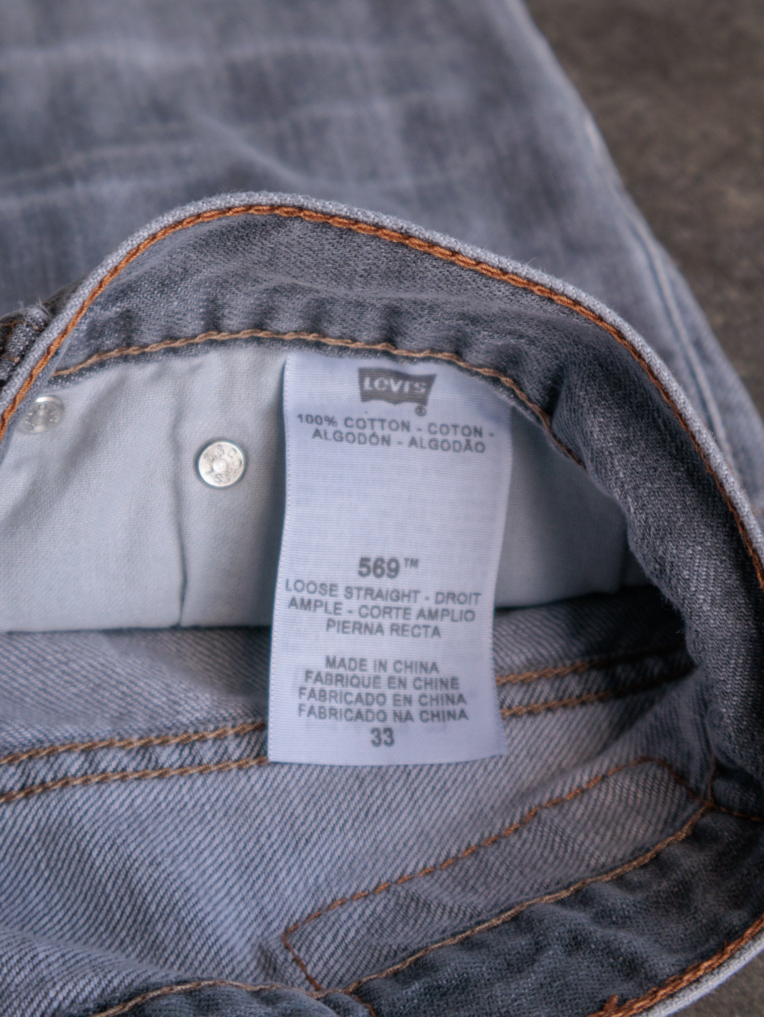 Vintage 00s Grey Levi's 569 Denim Shorts (W33)