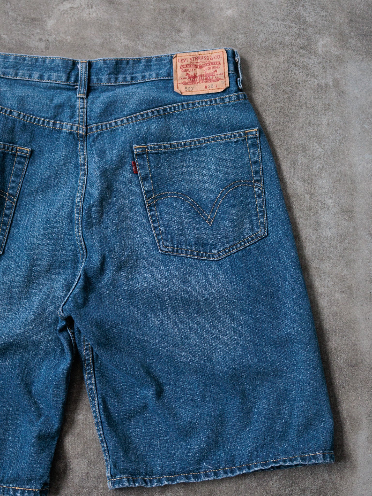 Vintage 00s Blue Levi's 569 Denim Shorts (W36)