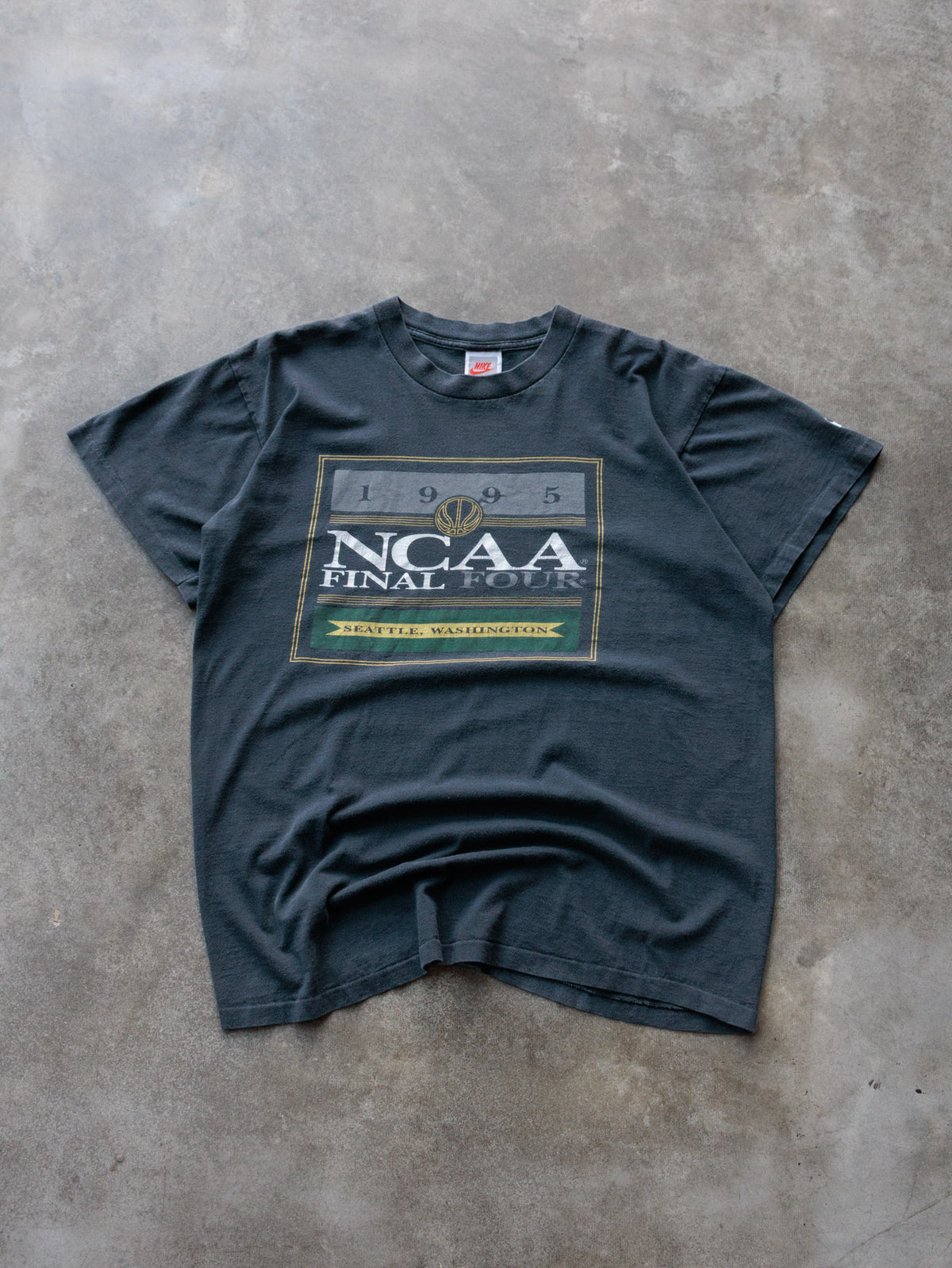 Vintage 1995 Black NCAA Final Four Seattle Washington Nike Tee (L)