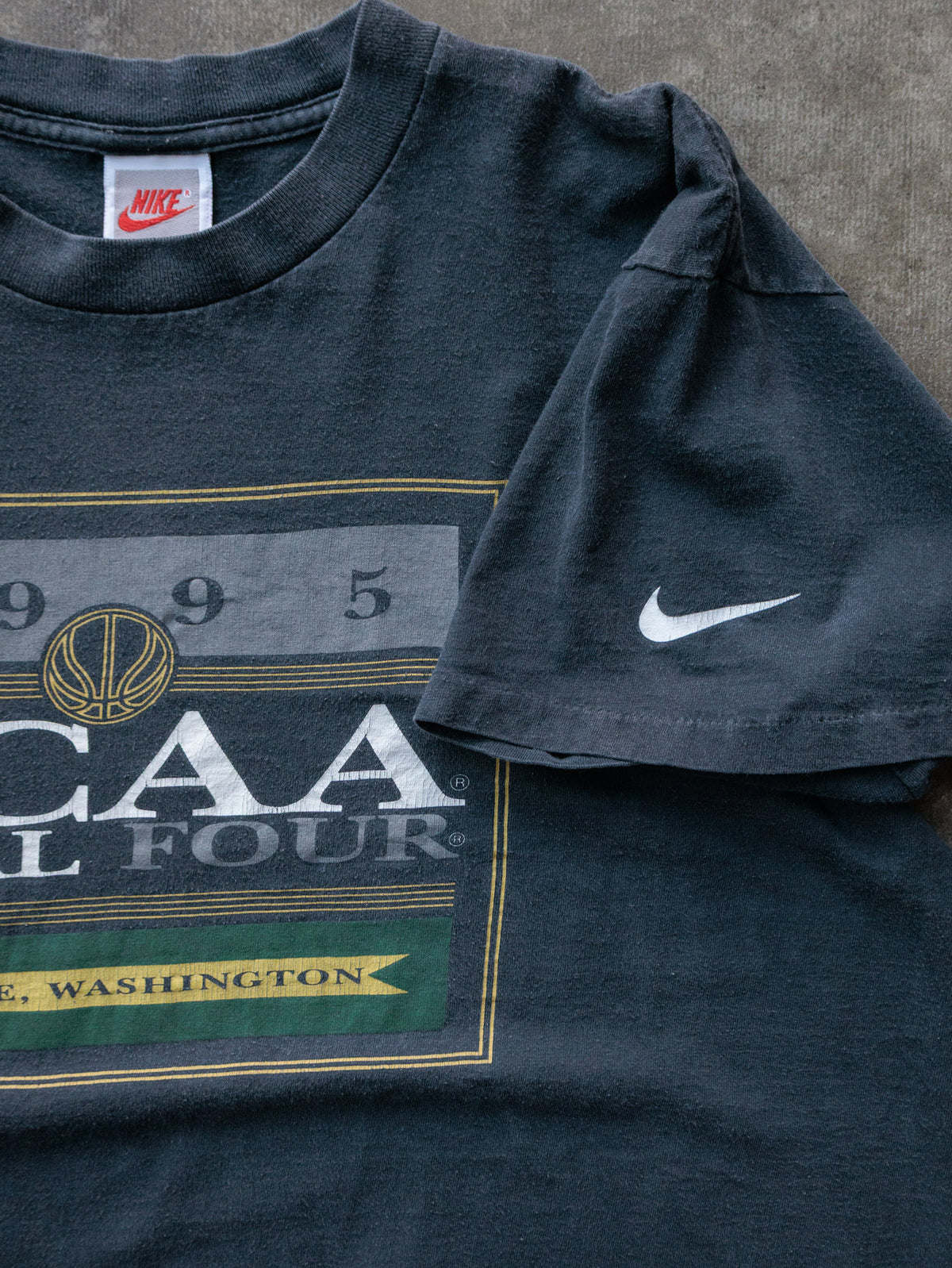 Vintage 1995 Black NCAA Final Four Seattle Washington Nike Tee (L)