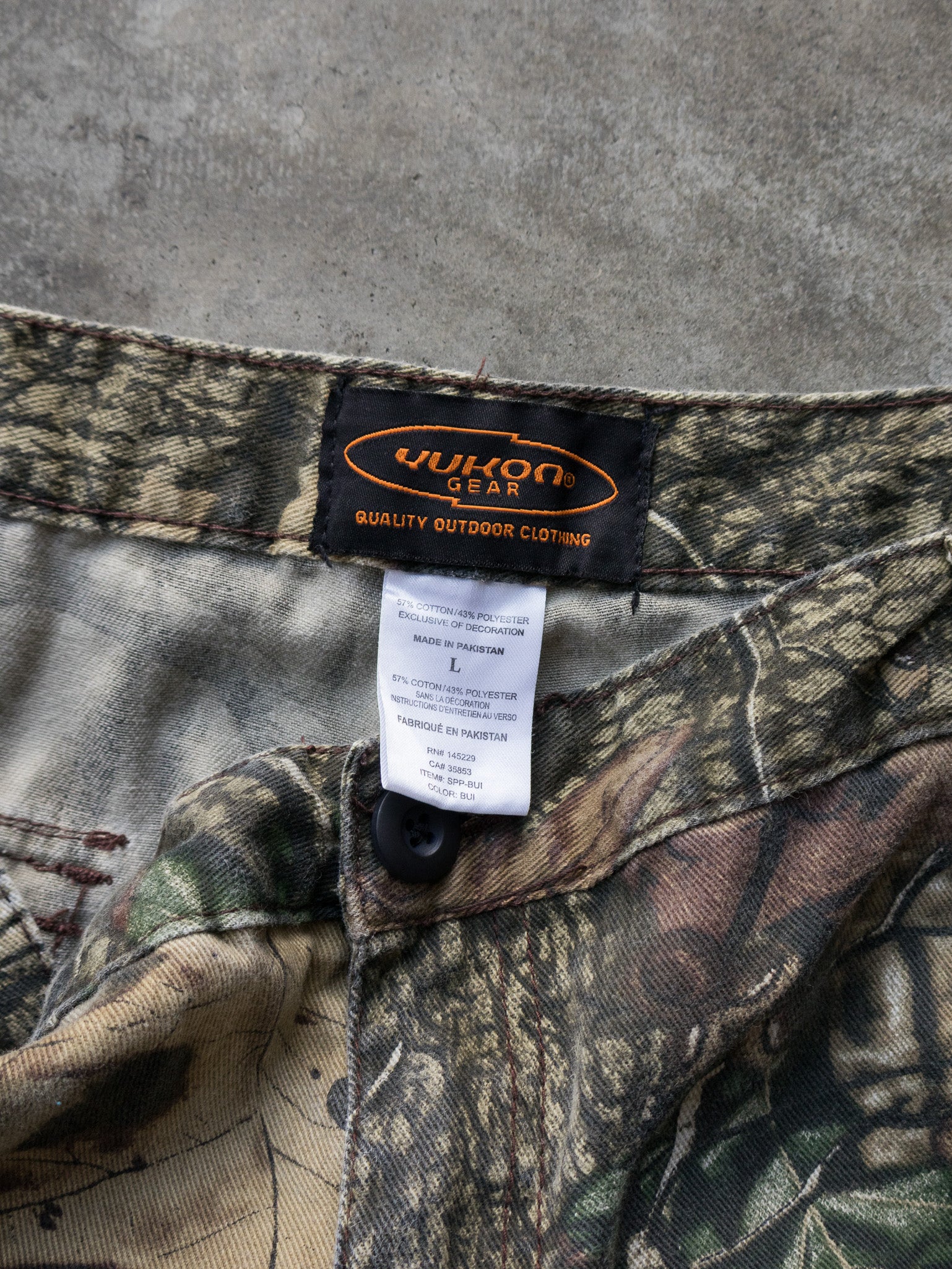 Vintage Yukon Gear Camo Cargo Pants (L)