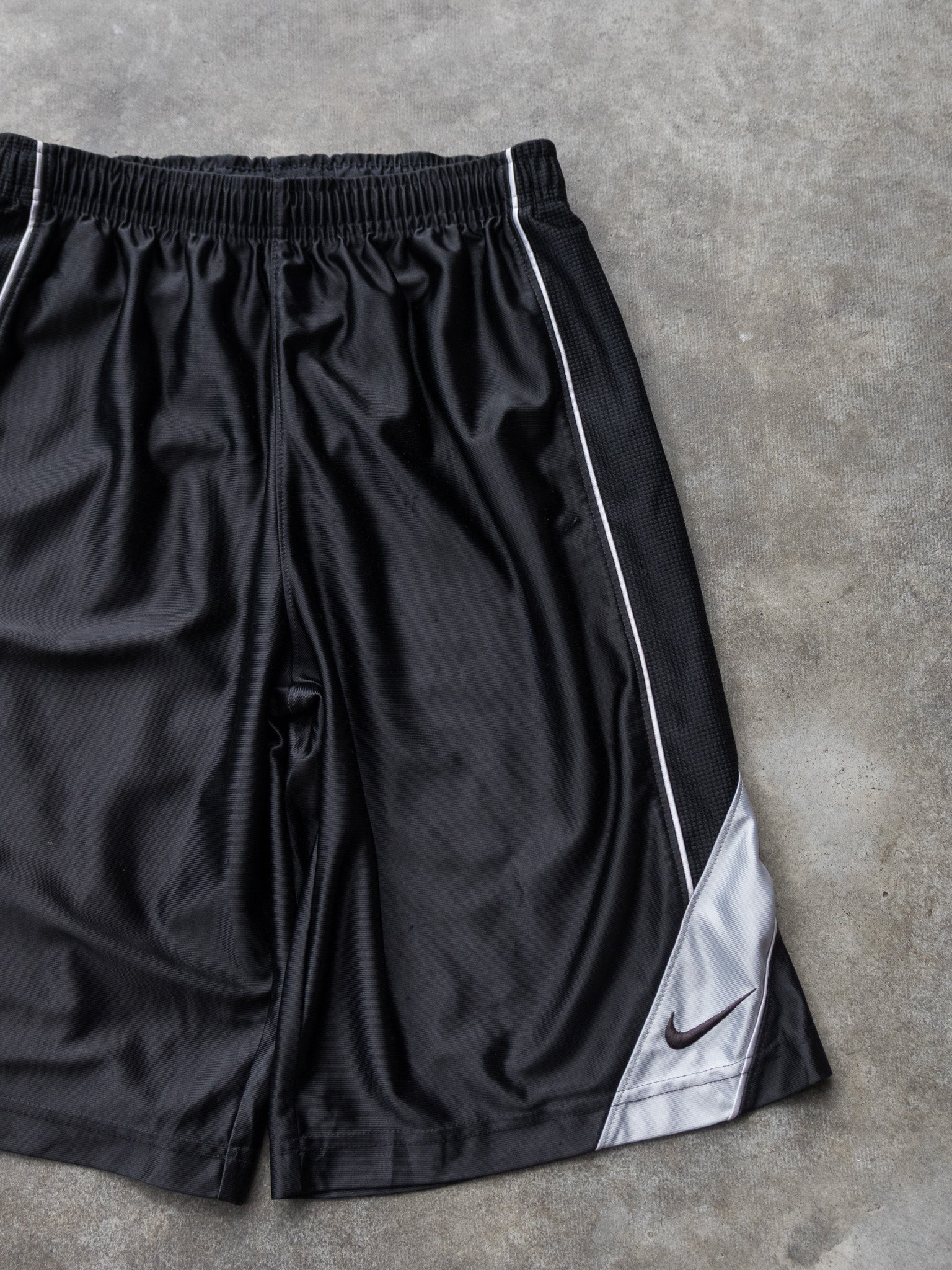 Vintage Black Nike Basketball Shorts (14-16Y)