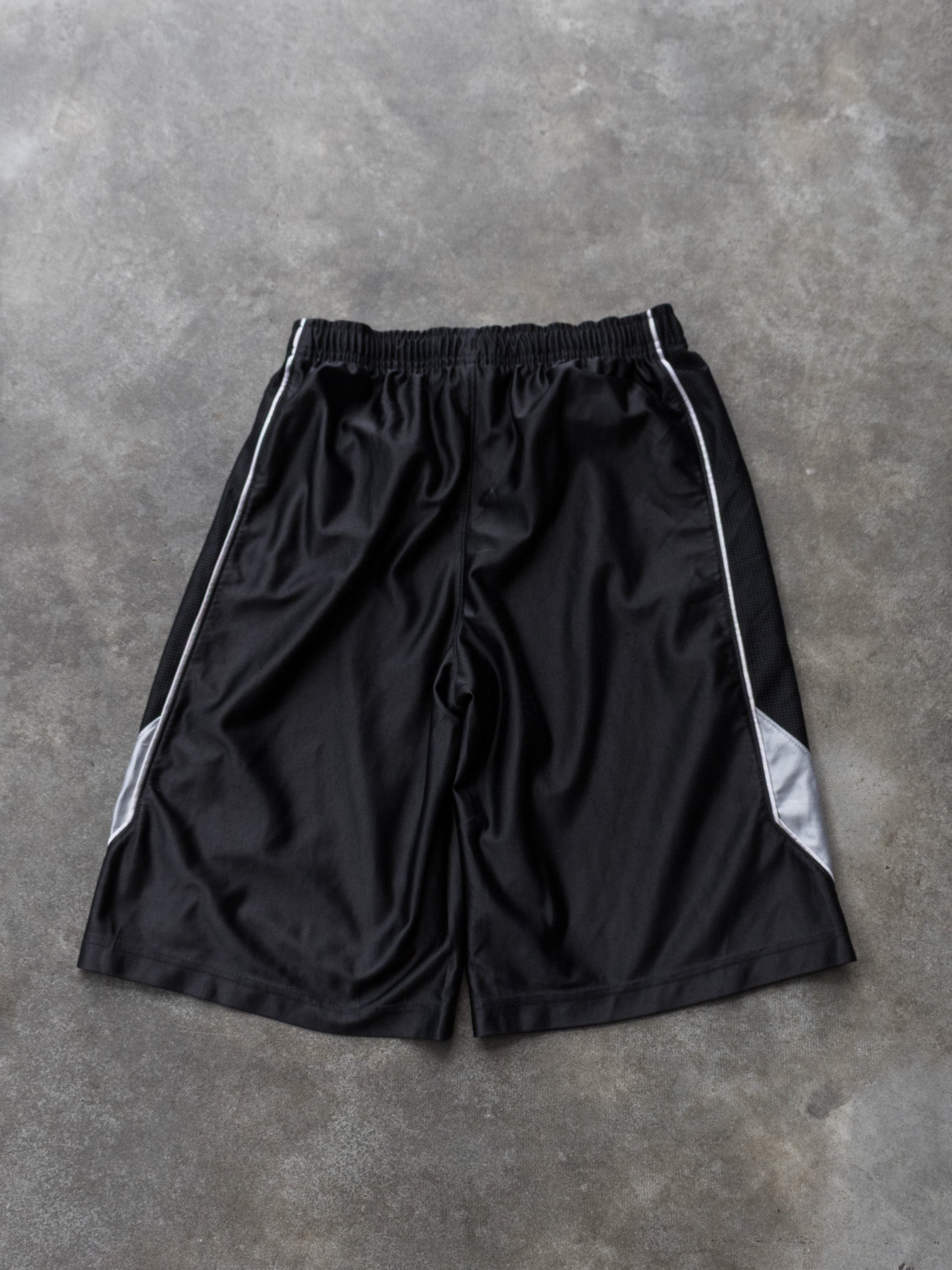 Vintage Black Nike Basketball Shorts (14-16Y)